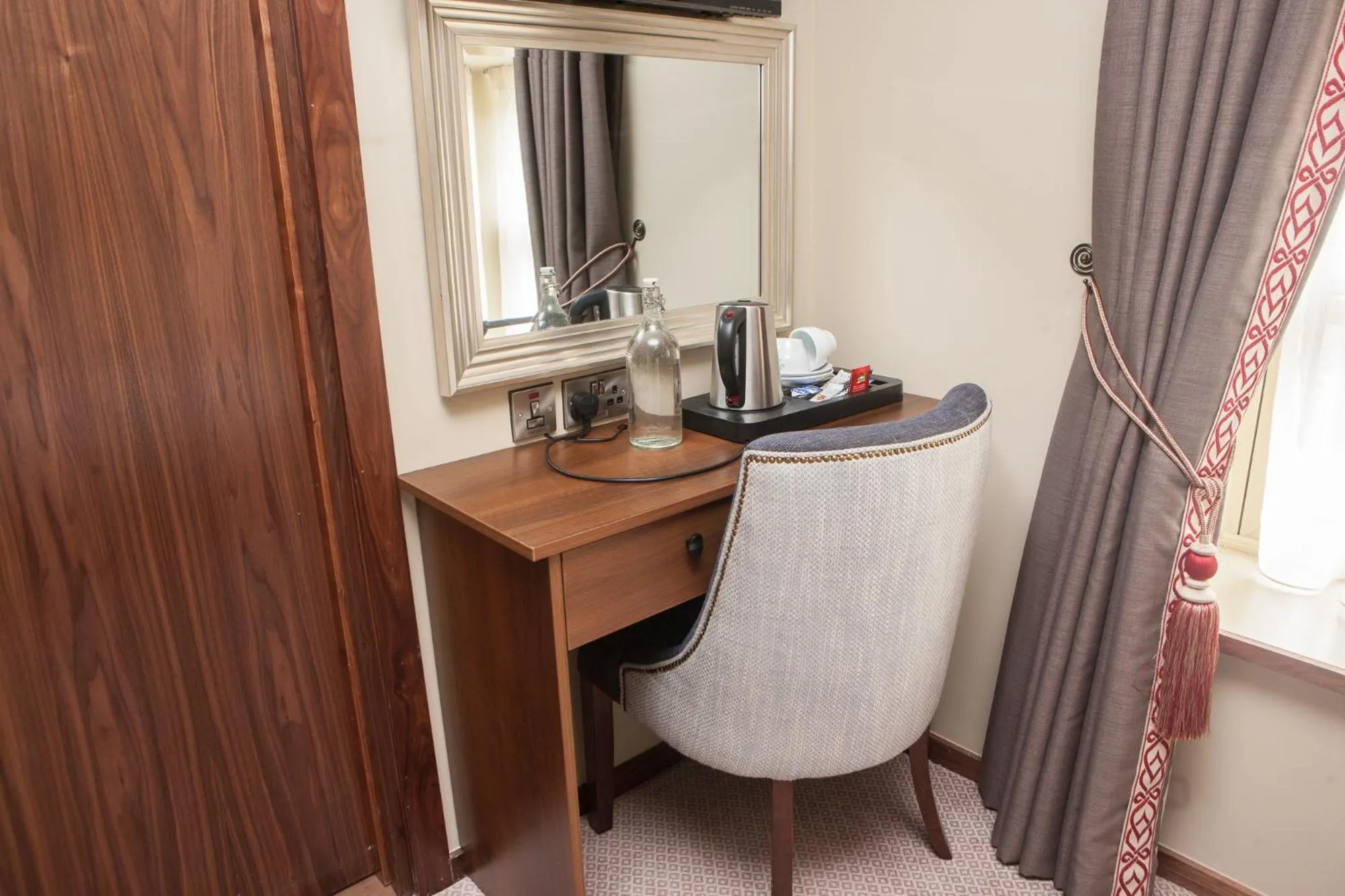 Coffee/tea facilities in The Draper Rooms