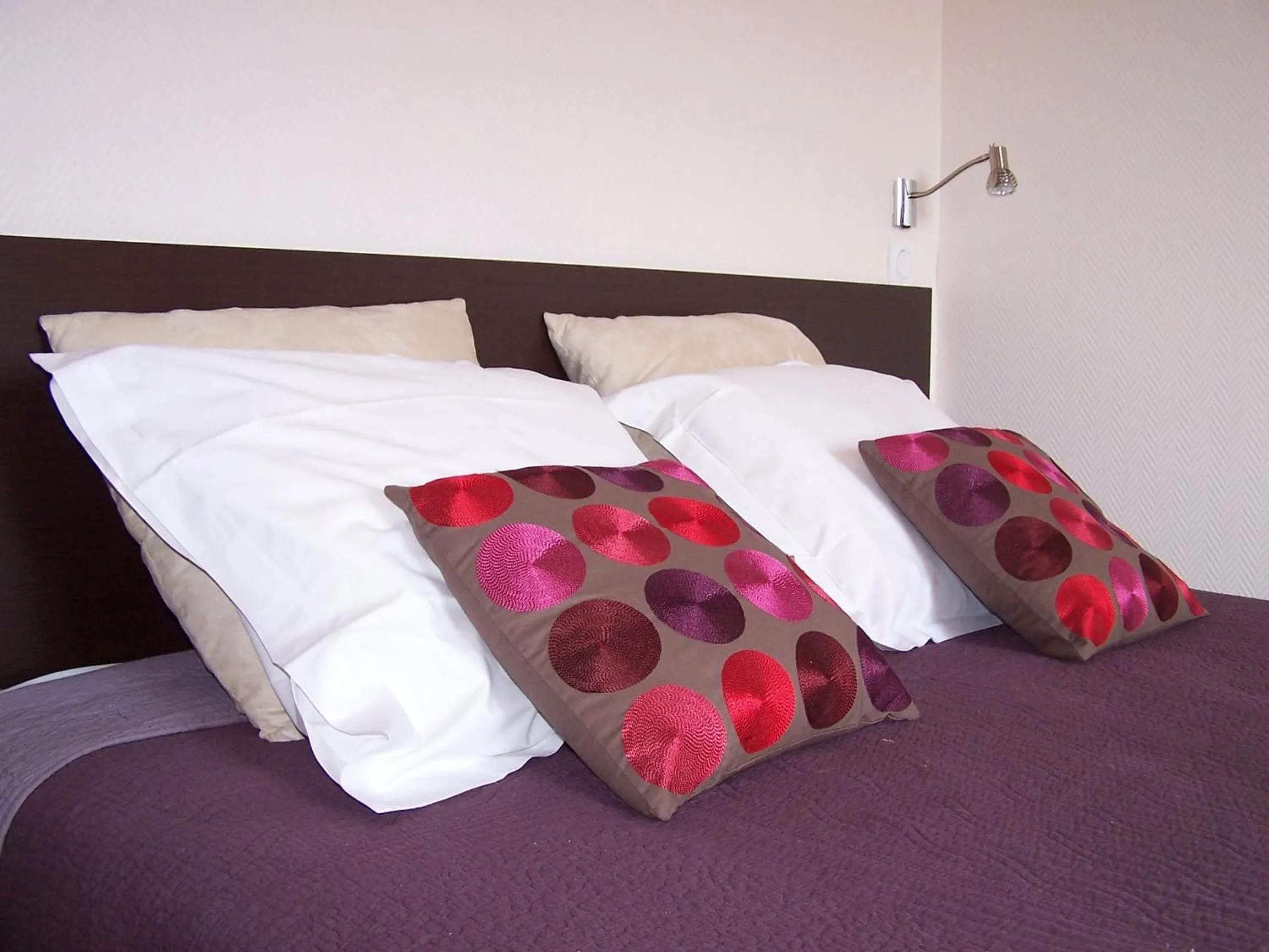 Bed in Logis Hôtel Le Jabron