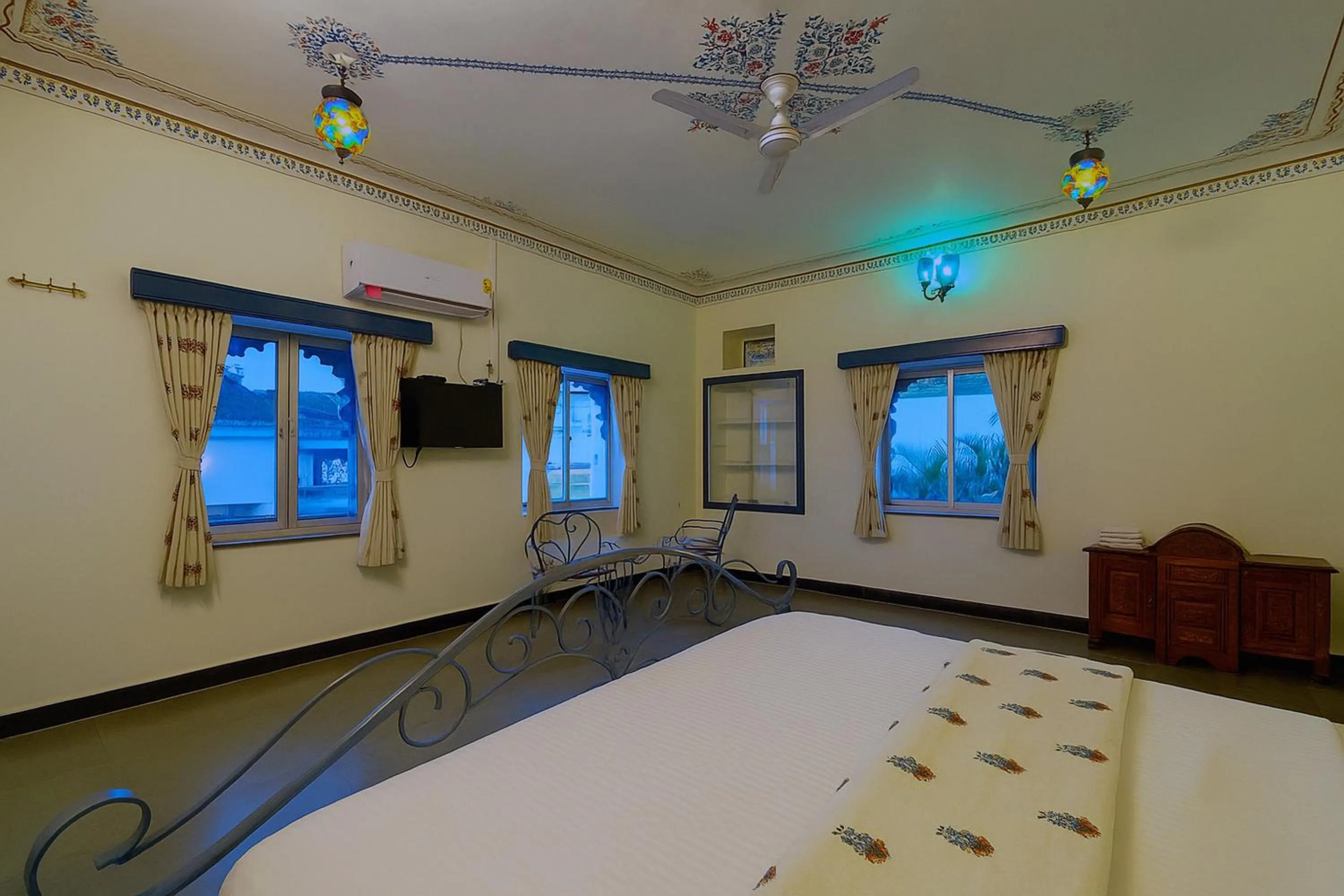 Bed in THAMLA HAVELI - Heritage Lake View Hotel