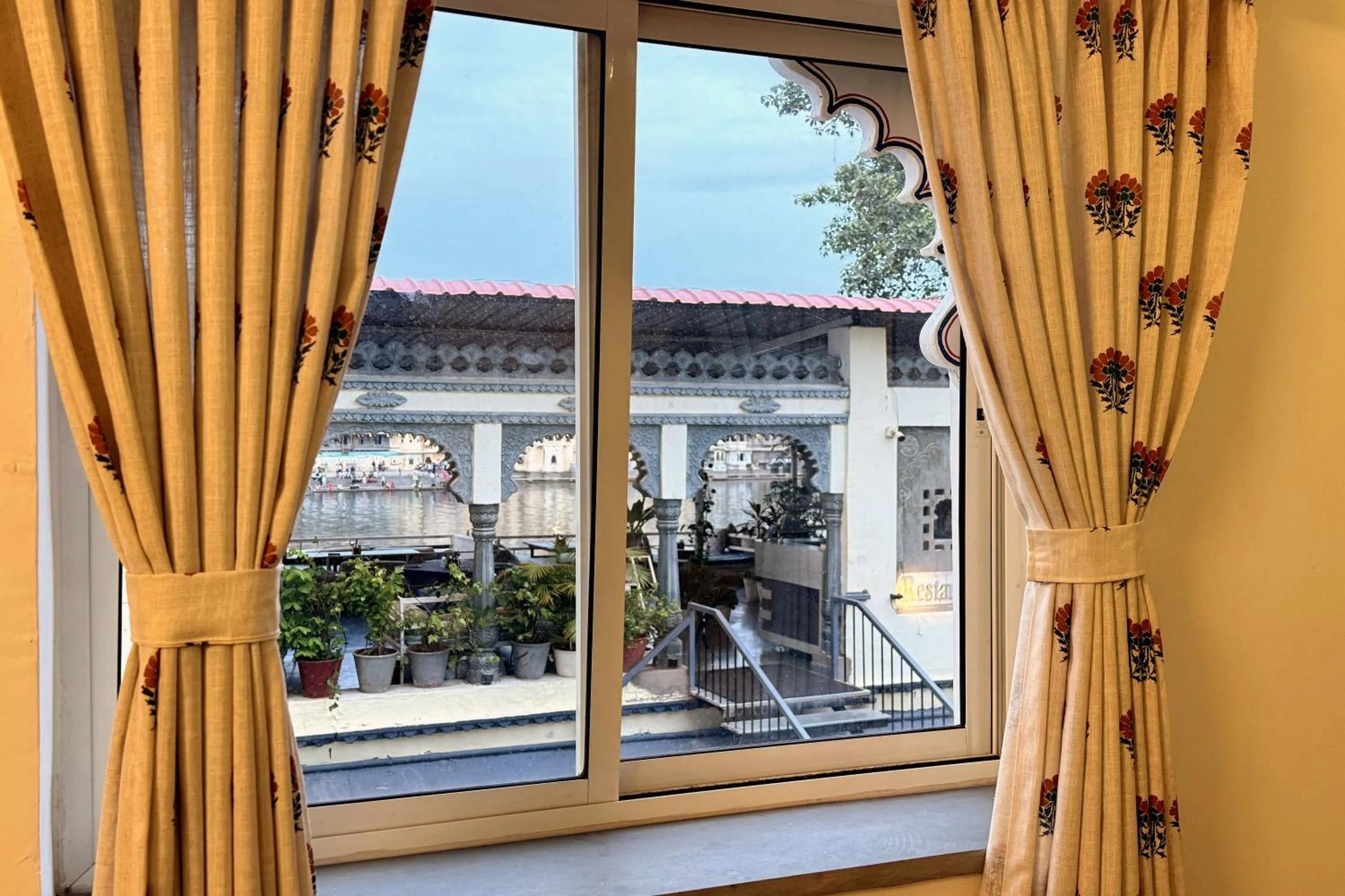 Day in THAMLA HAVELI - Heritage Lake View Hotel