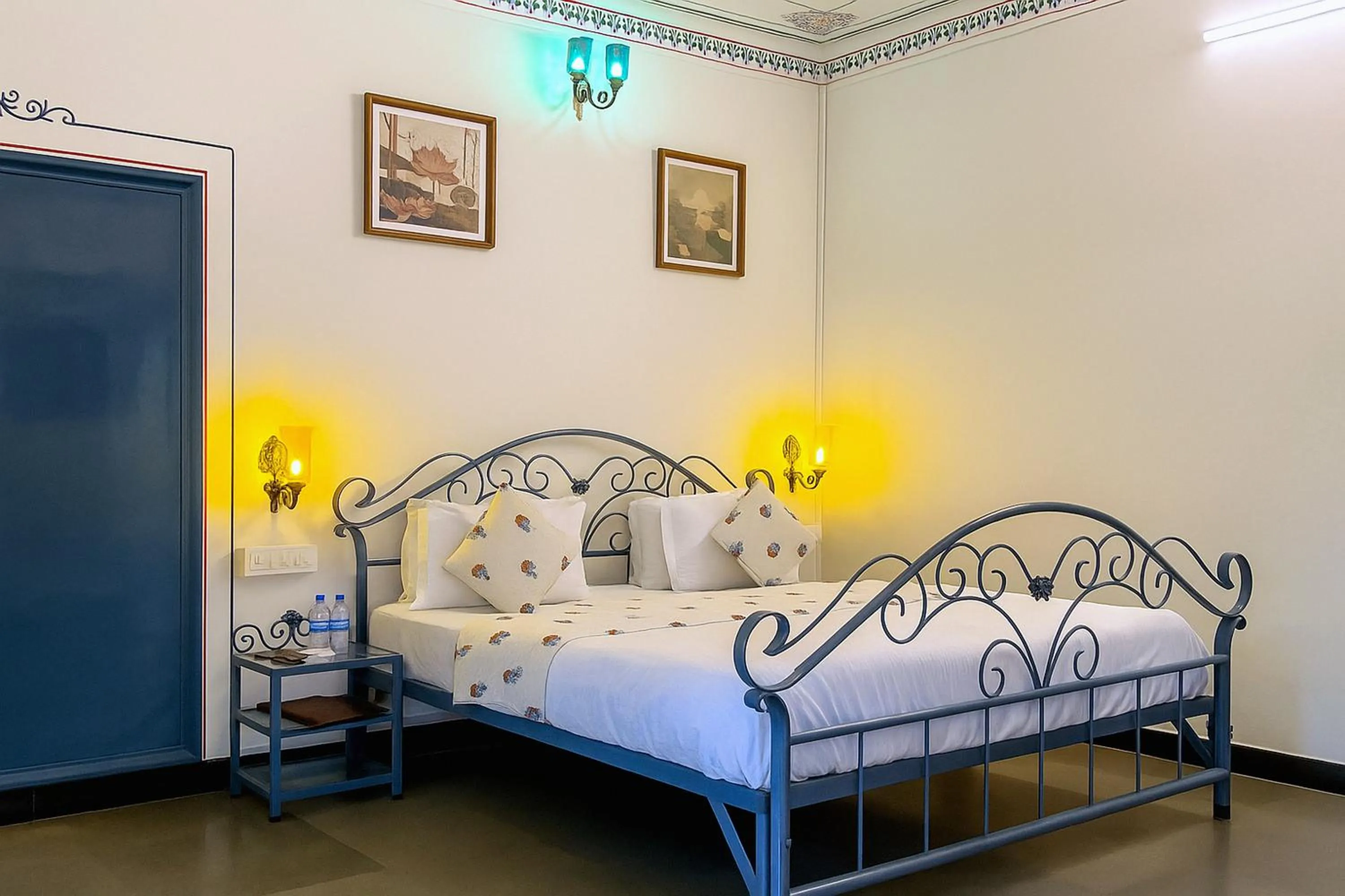 Bed in THAMLA HAVELI - Heritage Lake View Hotel