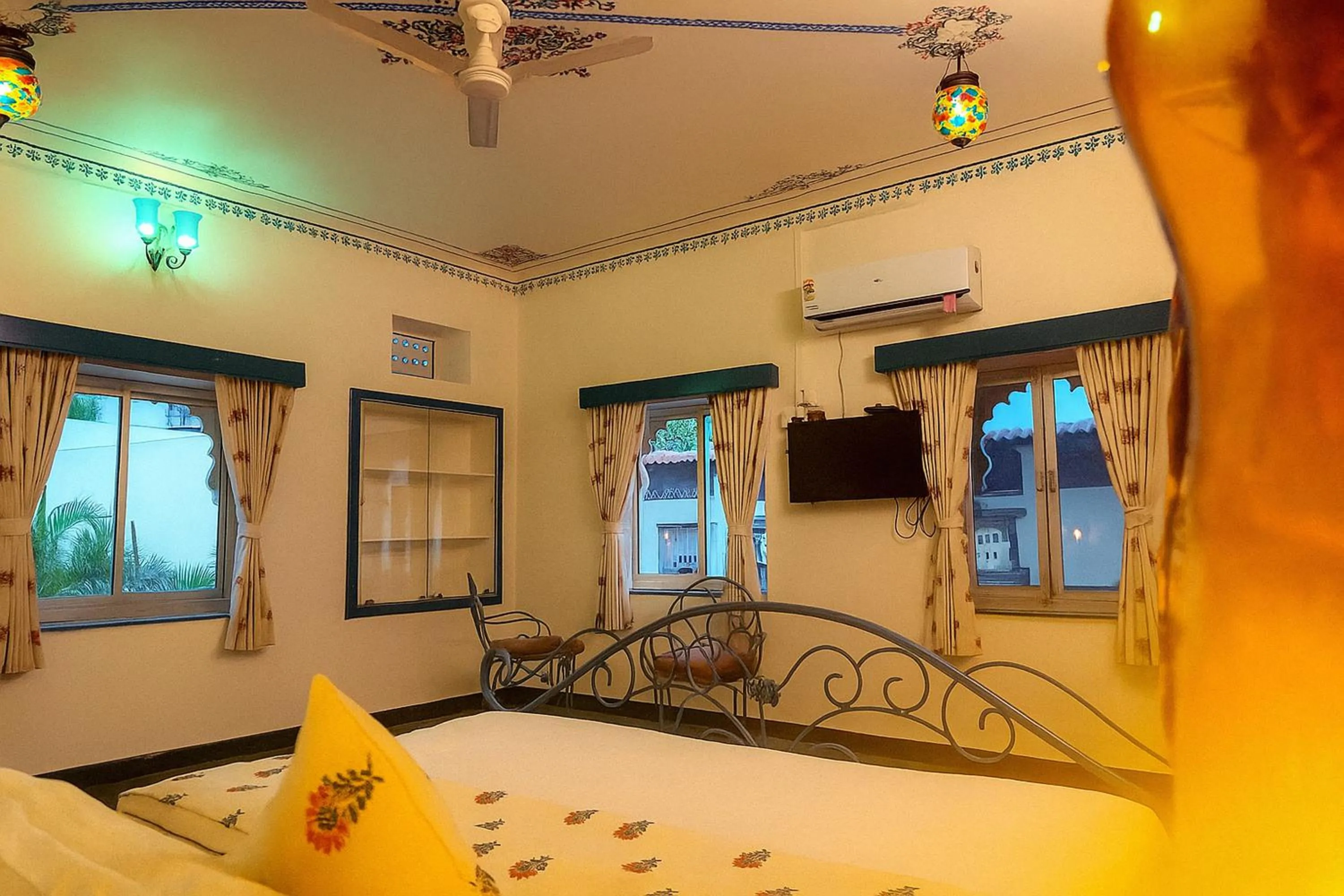 TV and multimedia, Bed in THAMLA HAVELI - Heritage Lake View Hotel