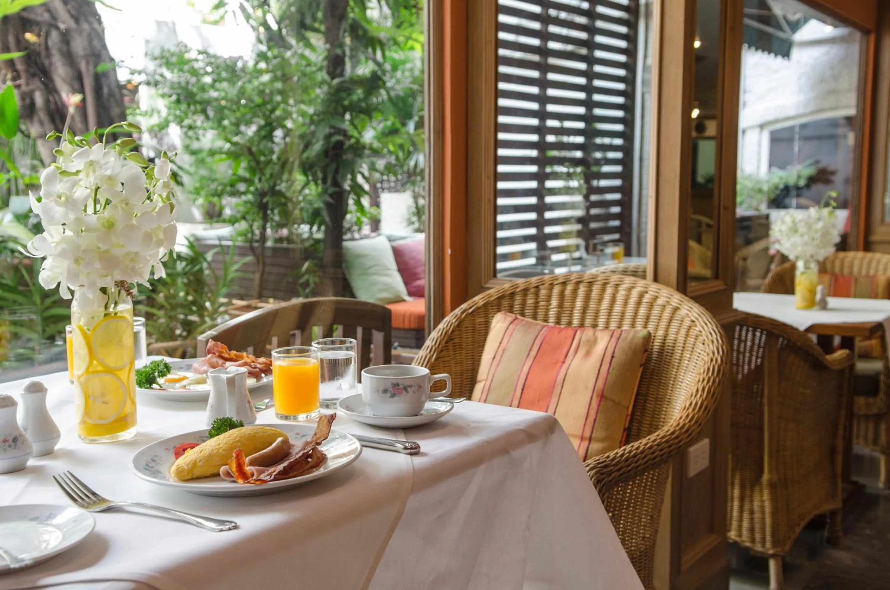 Restaurant/places to eat in The Tarntawan Hotel Surawong Bangkok