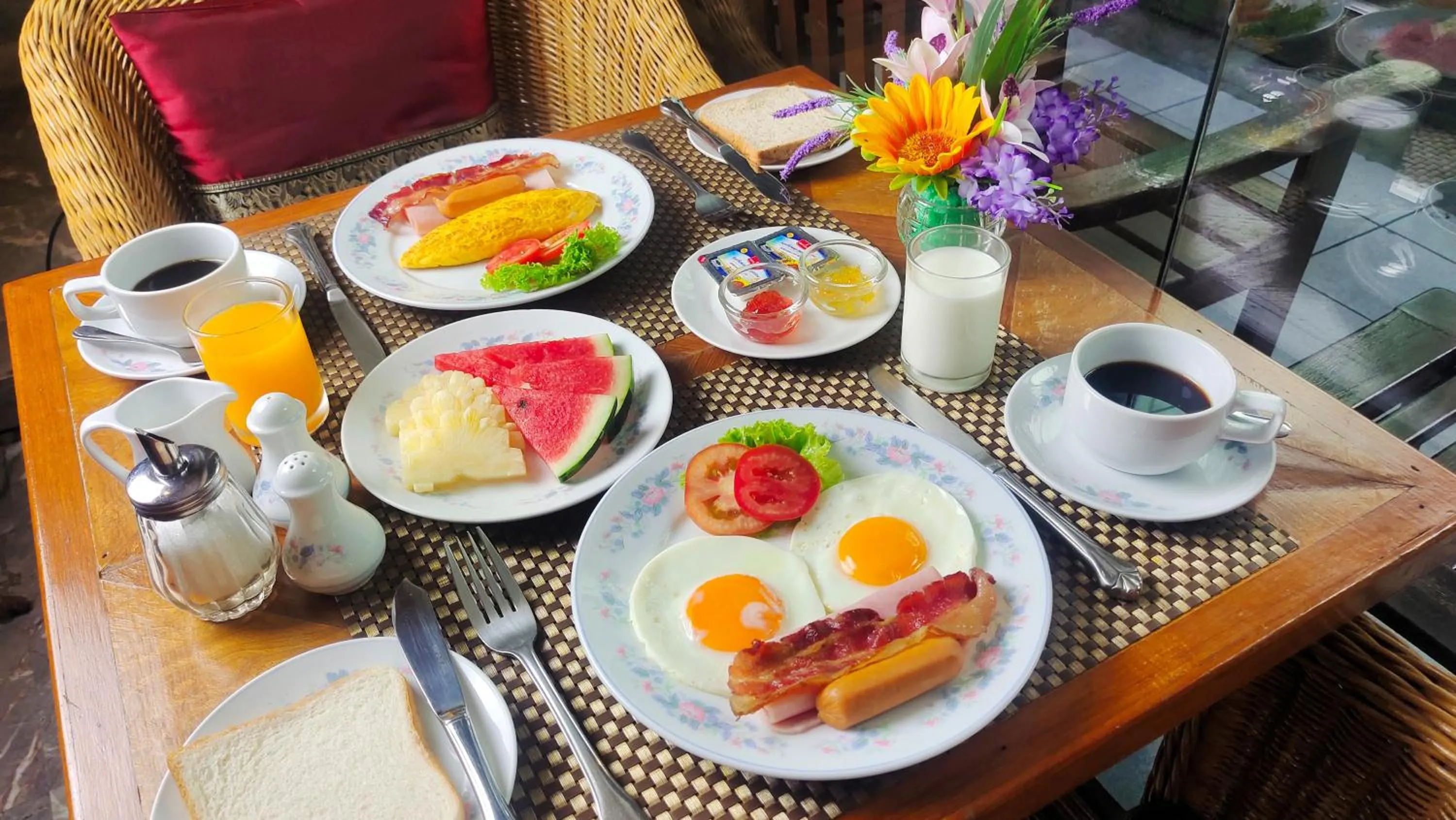 Restaurant/places to eat in The Tarntawan Hotel Surawong Bangkok