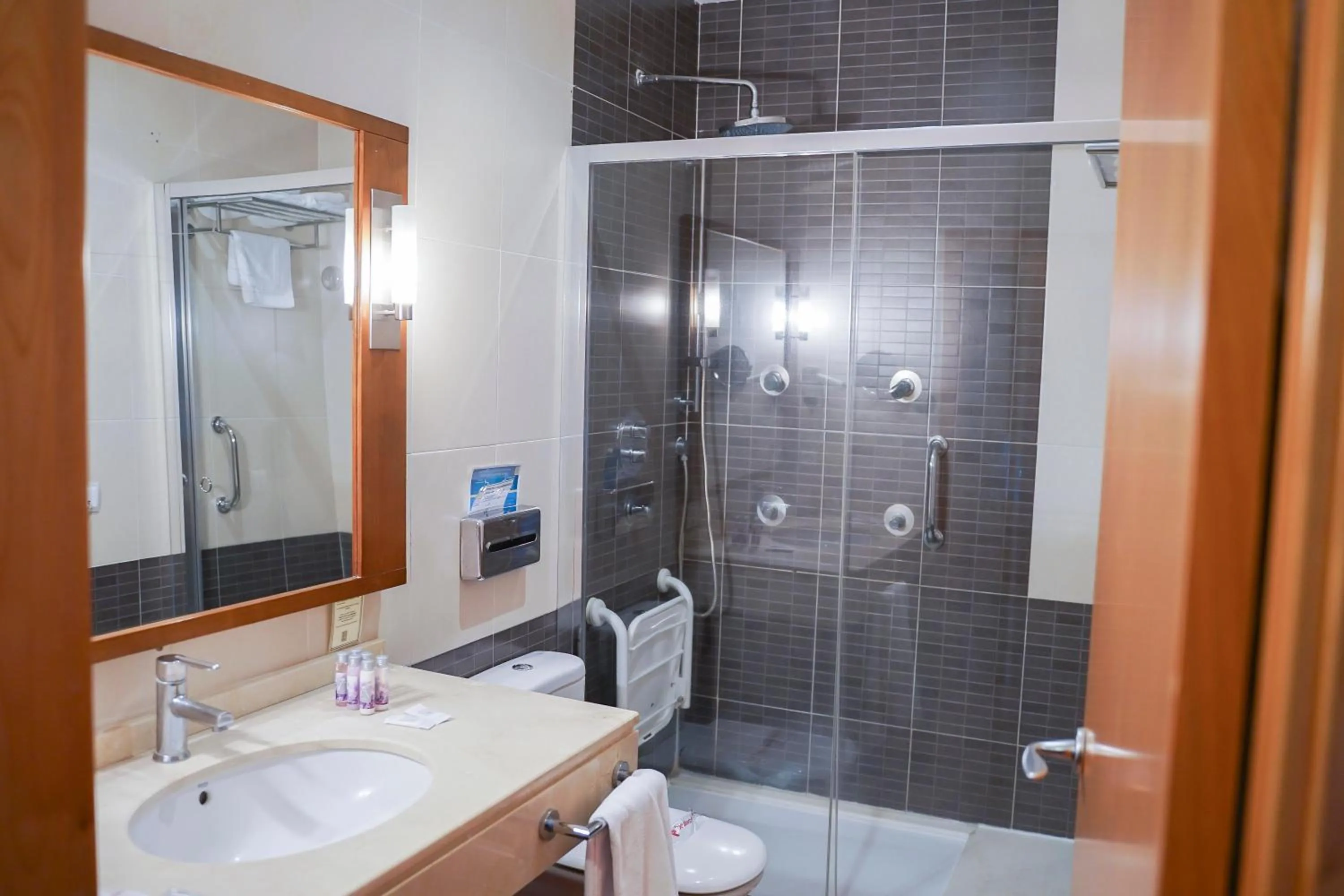 Shower in Salugral Termal Resort