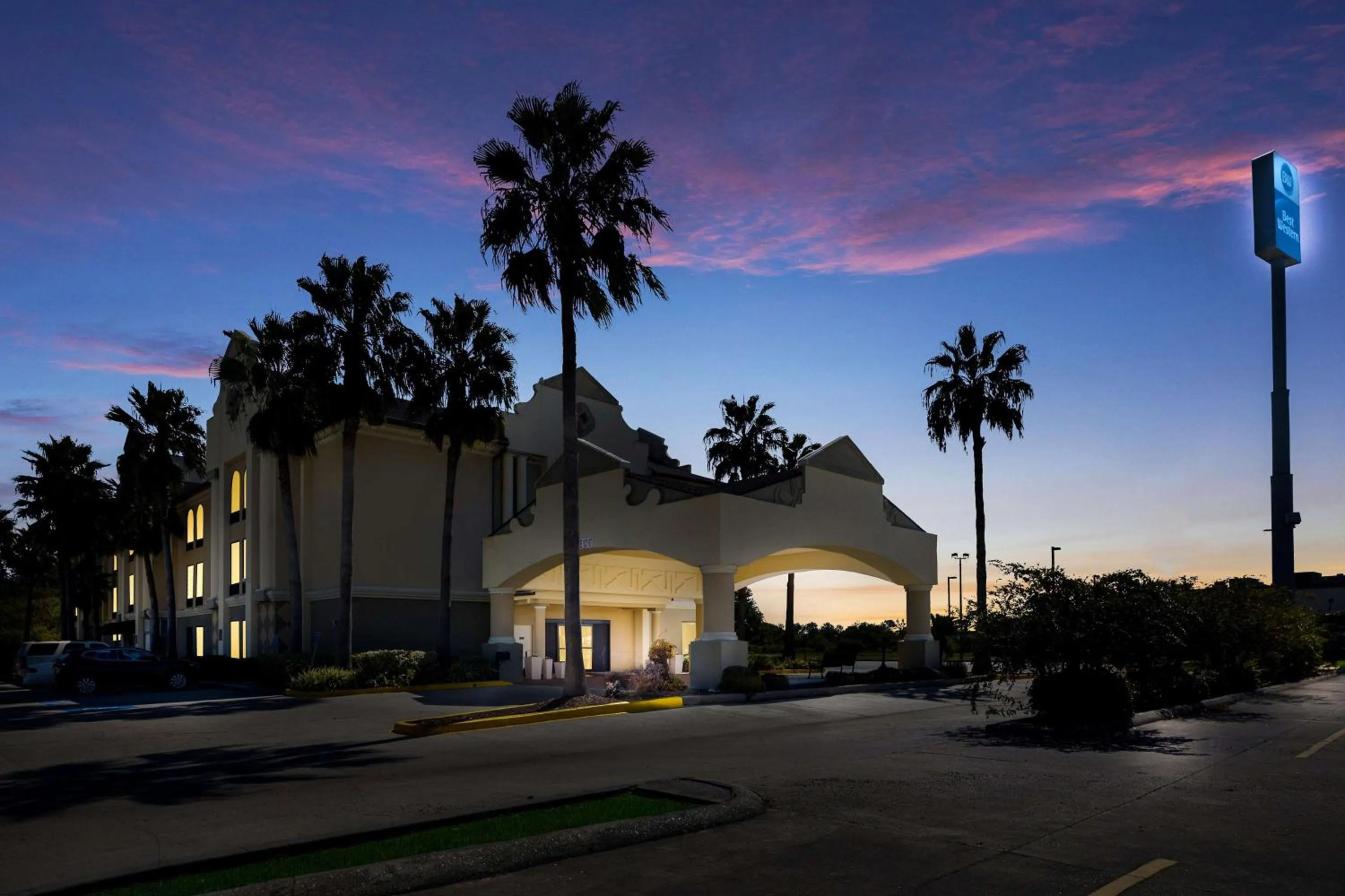 Property building in Best Western Houma Inn