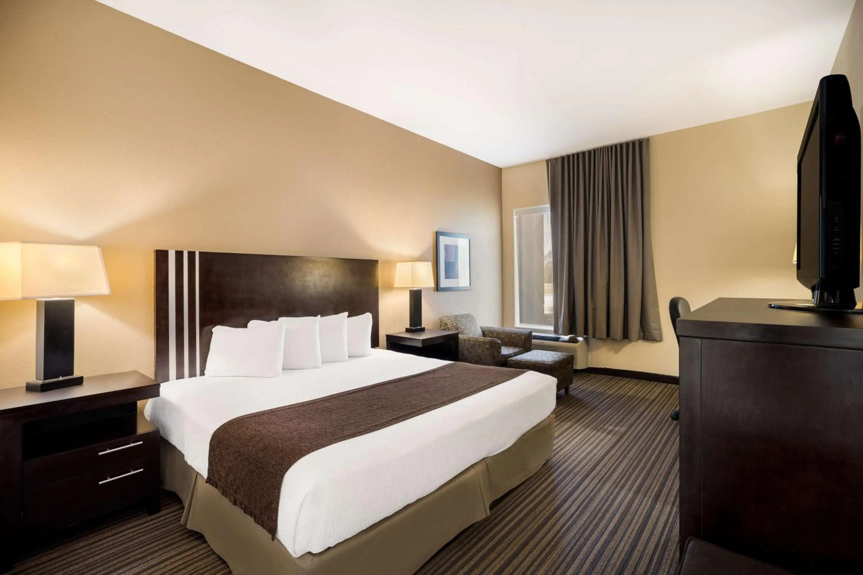 Bedroom, Bed in Best Western Houma Inn