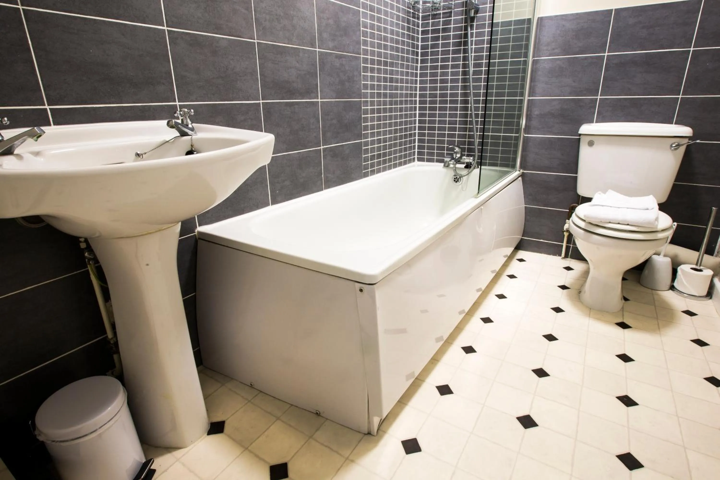 Bathroom in The Anvil Inn