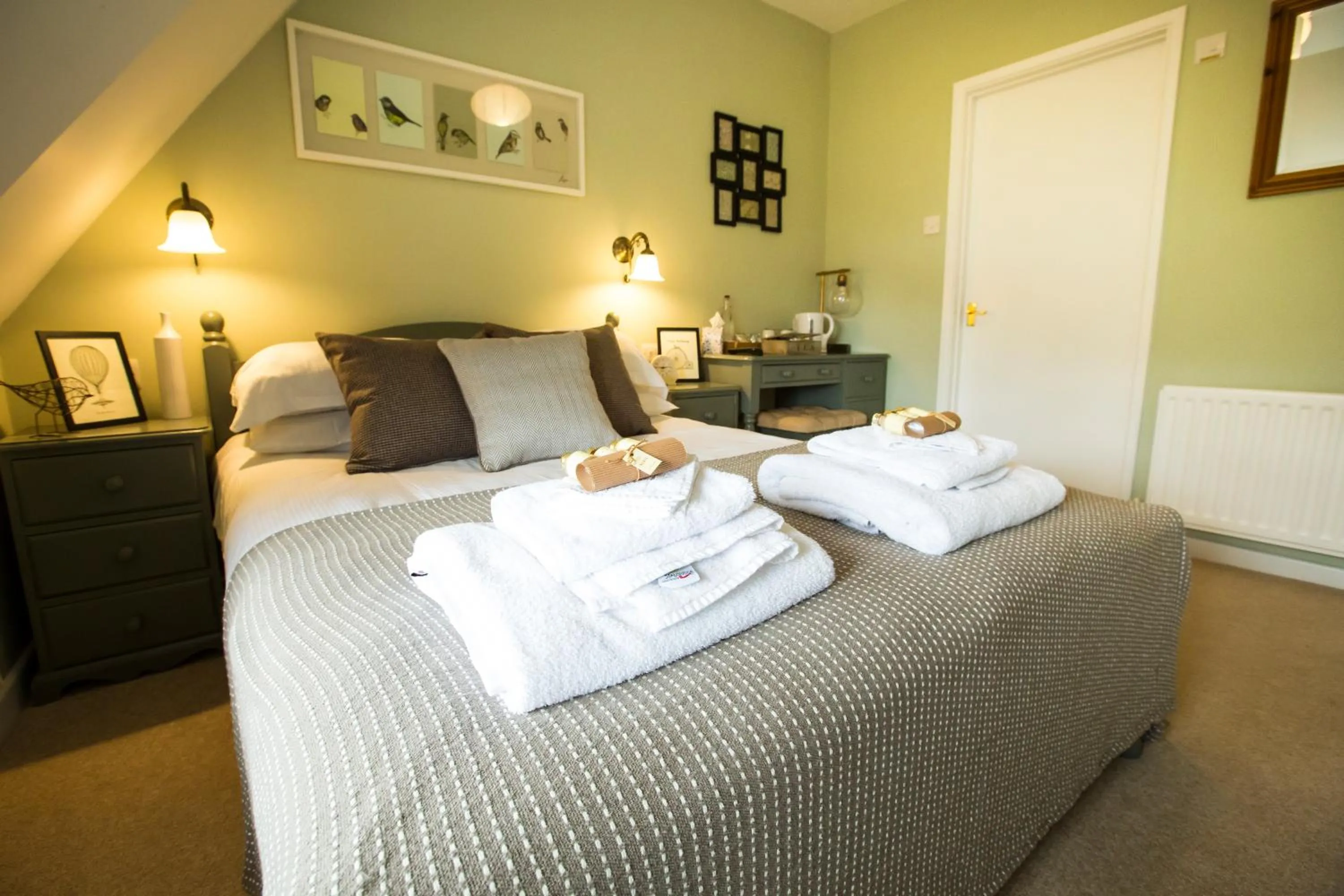 Photo of the whole room, Bed in The Anvil Inn