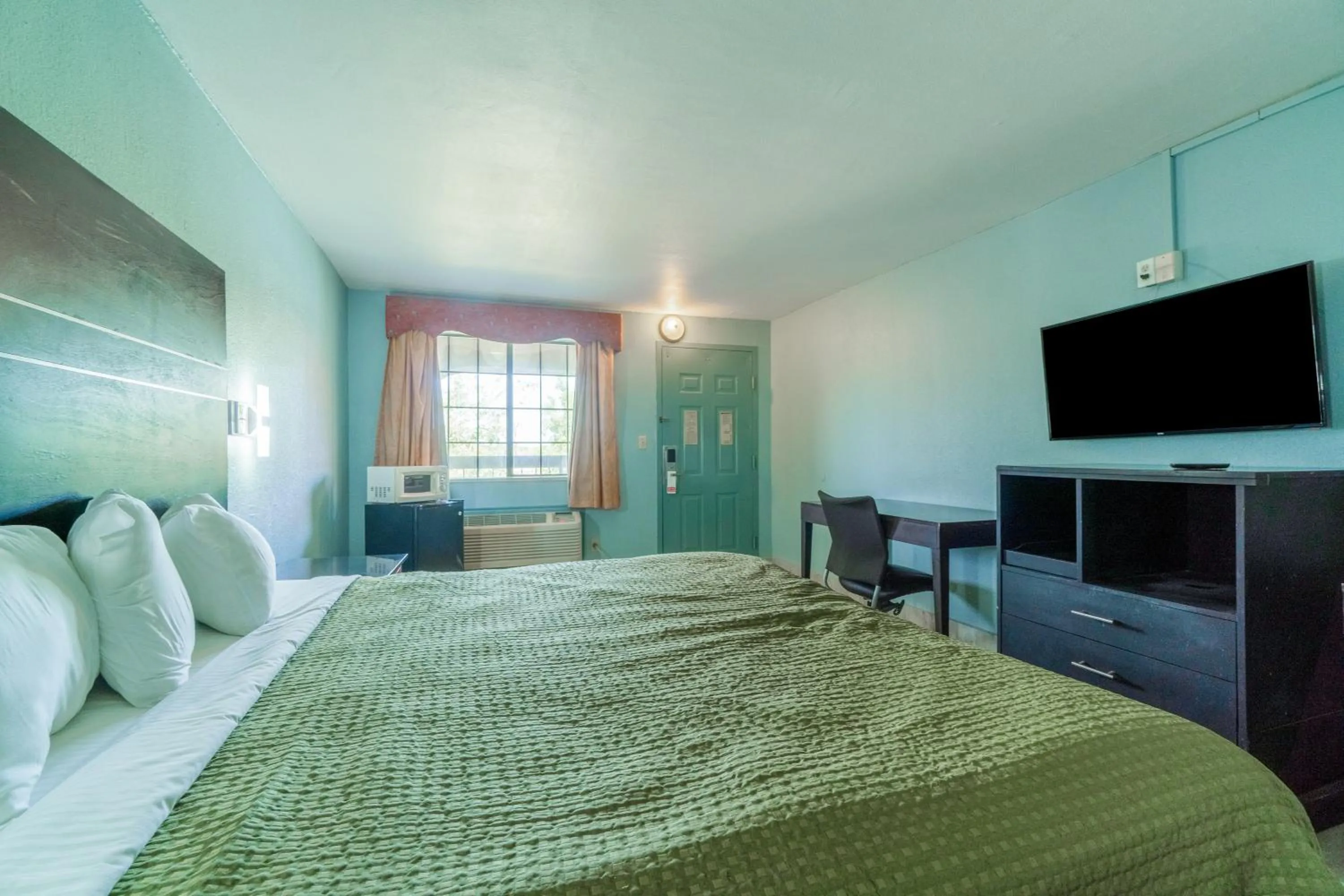 Bedroom, Bed in Lone Star Inn & Suites by OYO Harlingen TX