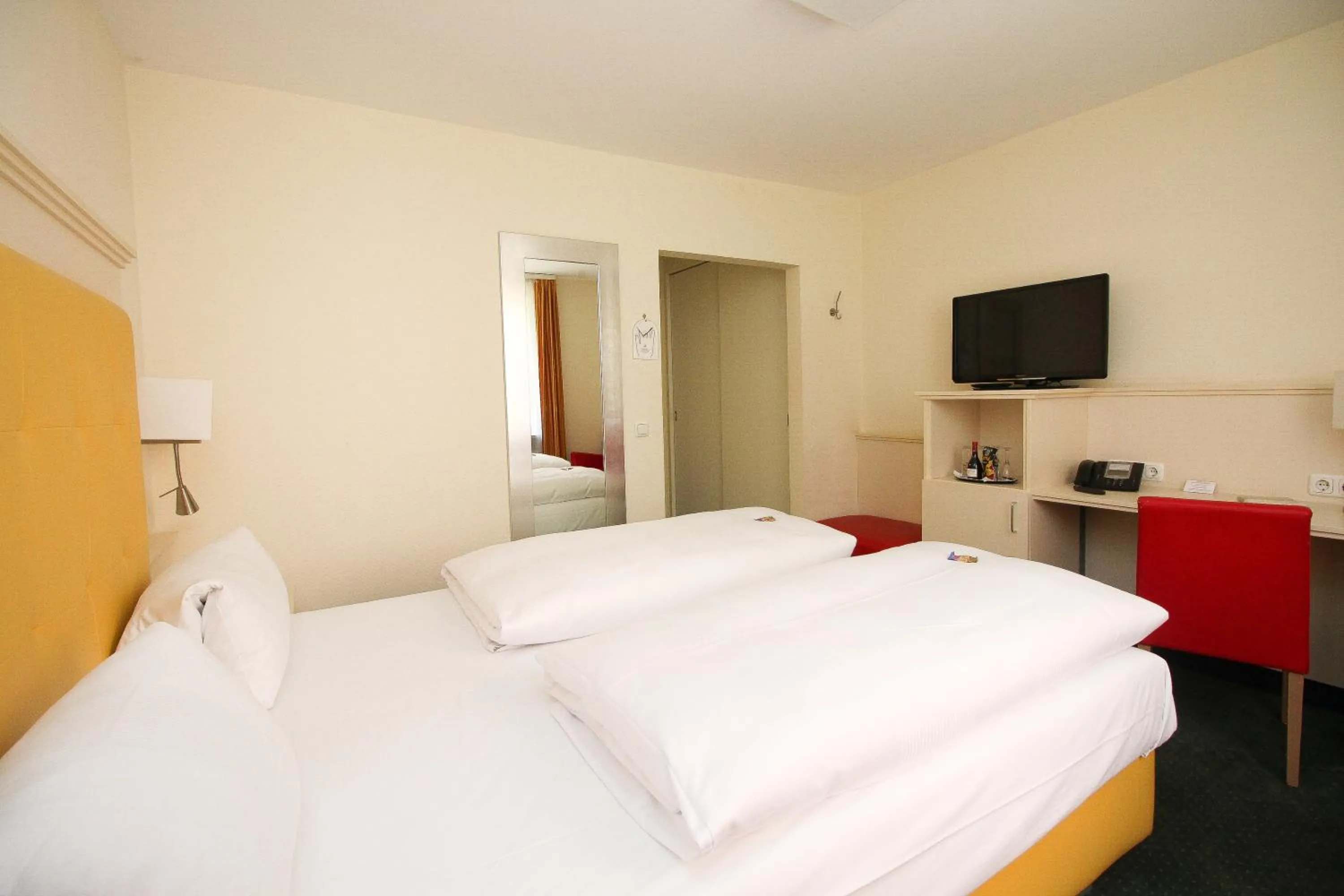 Bedroom, Bed in Hotel Leopold