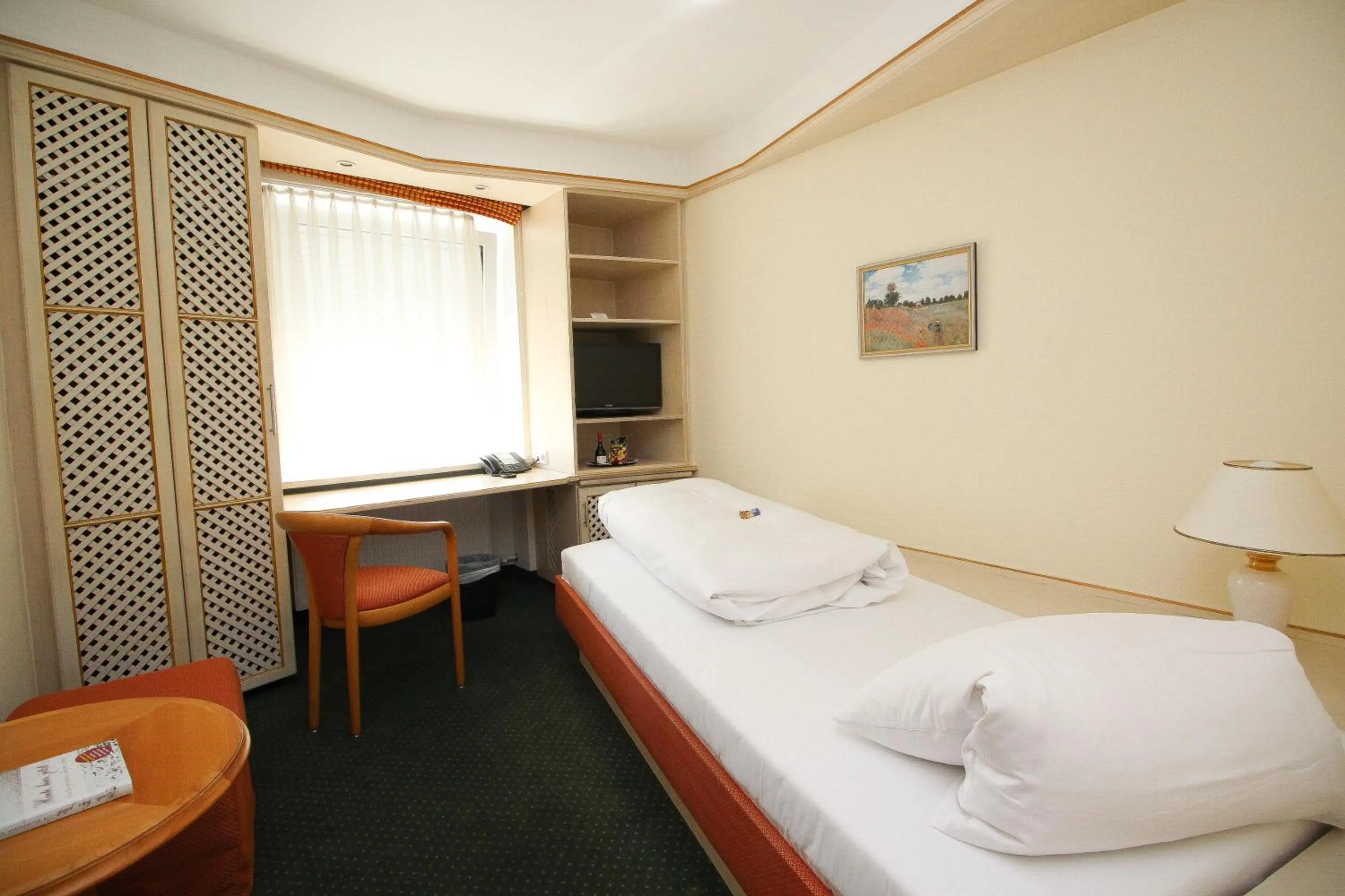 Bedroom, Bed in Hotel Leopold