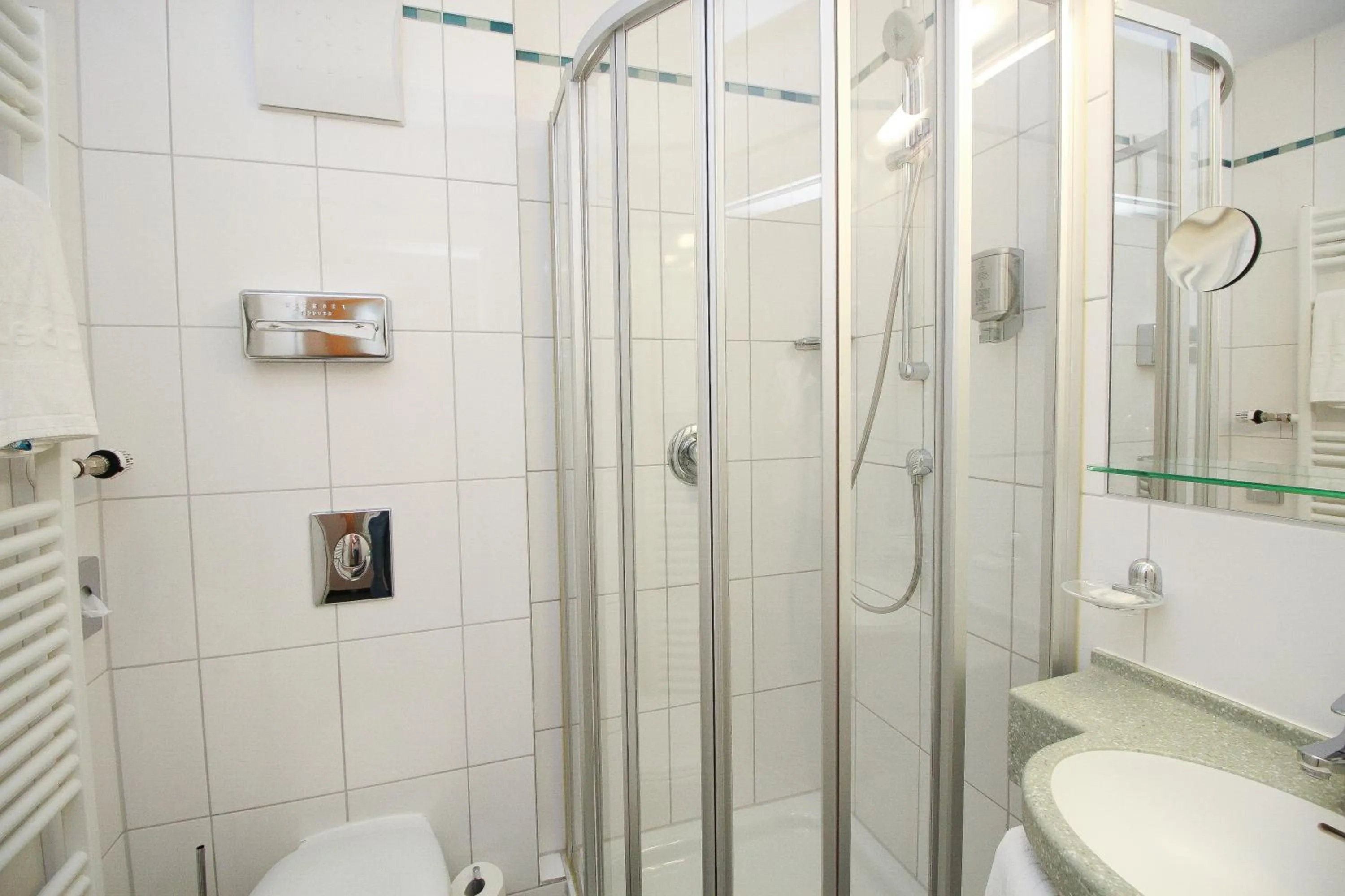 Shower in Hotel Leopold