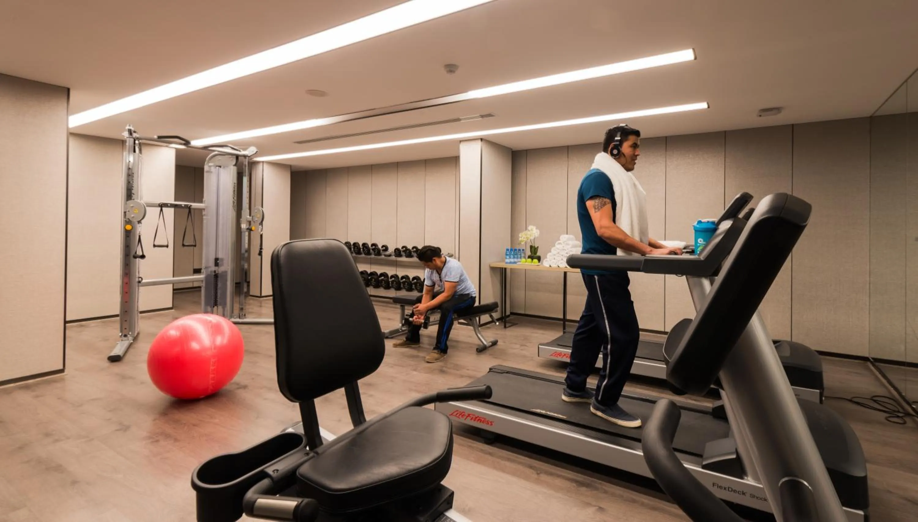 People in Boudl Al Corniche