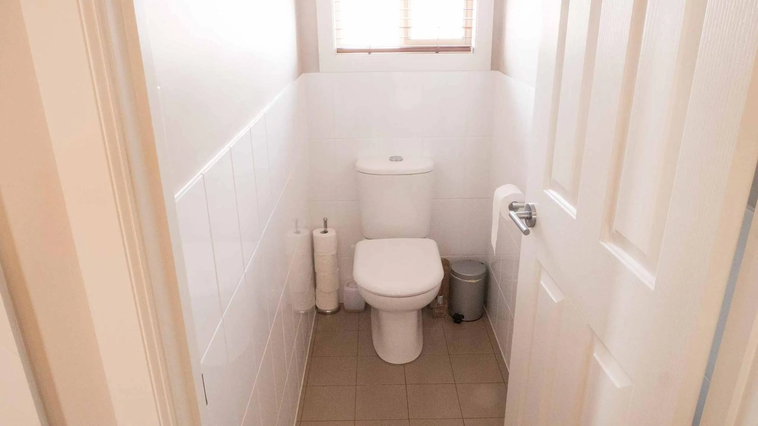 Toilet in Rezare House Bed & Breakfast