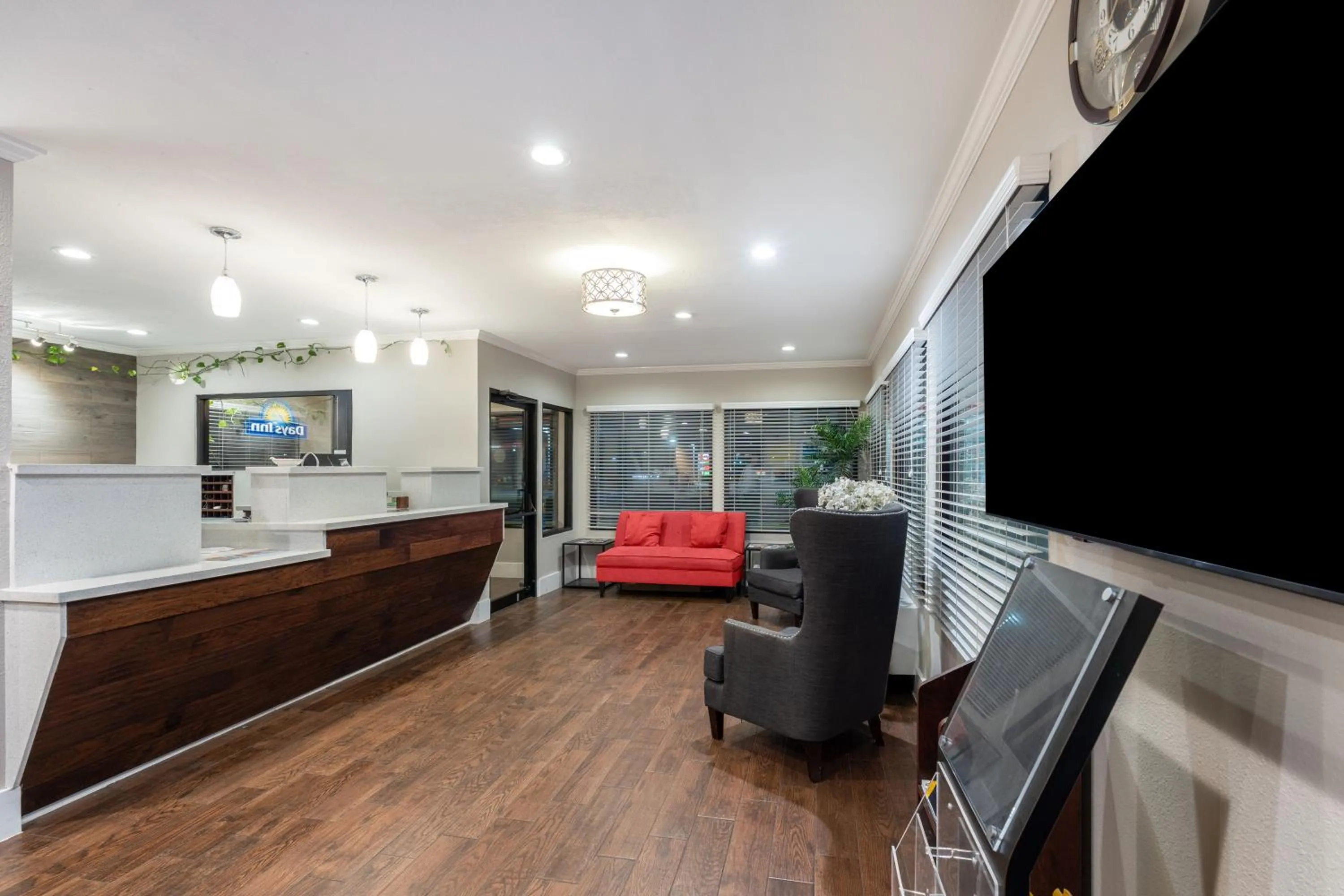 TV and multimedia in Days Inn by Wyndham Bainbridge