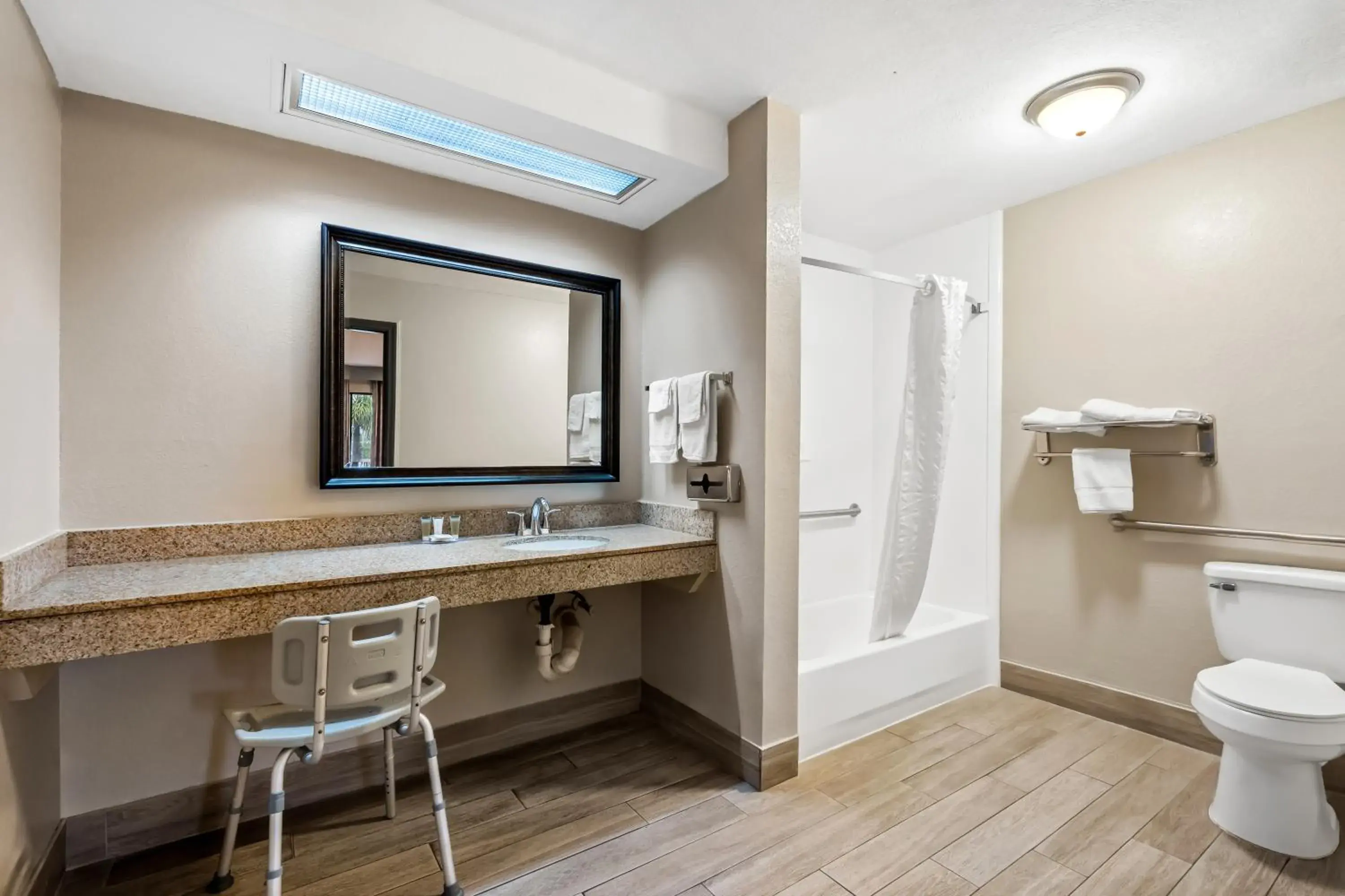 King Room - Disability Access/Non-Smoking in Days Inn by Wyndham Bainbridge King Room - Disability Access/Non-Smoking in Days Inn by Wyndham Bainbridge