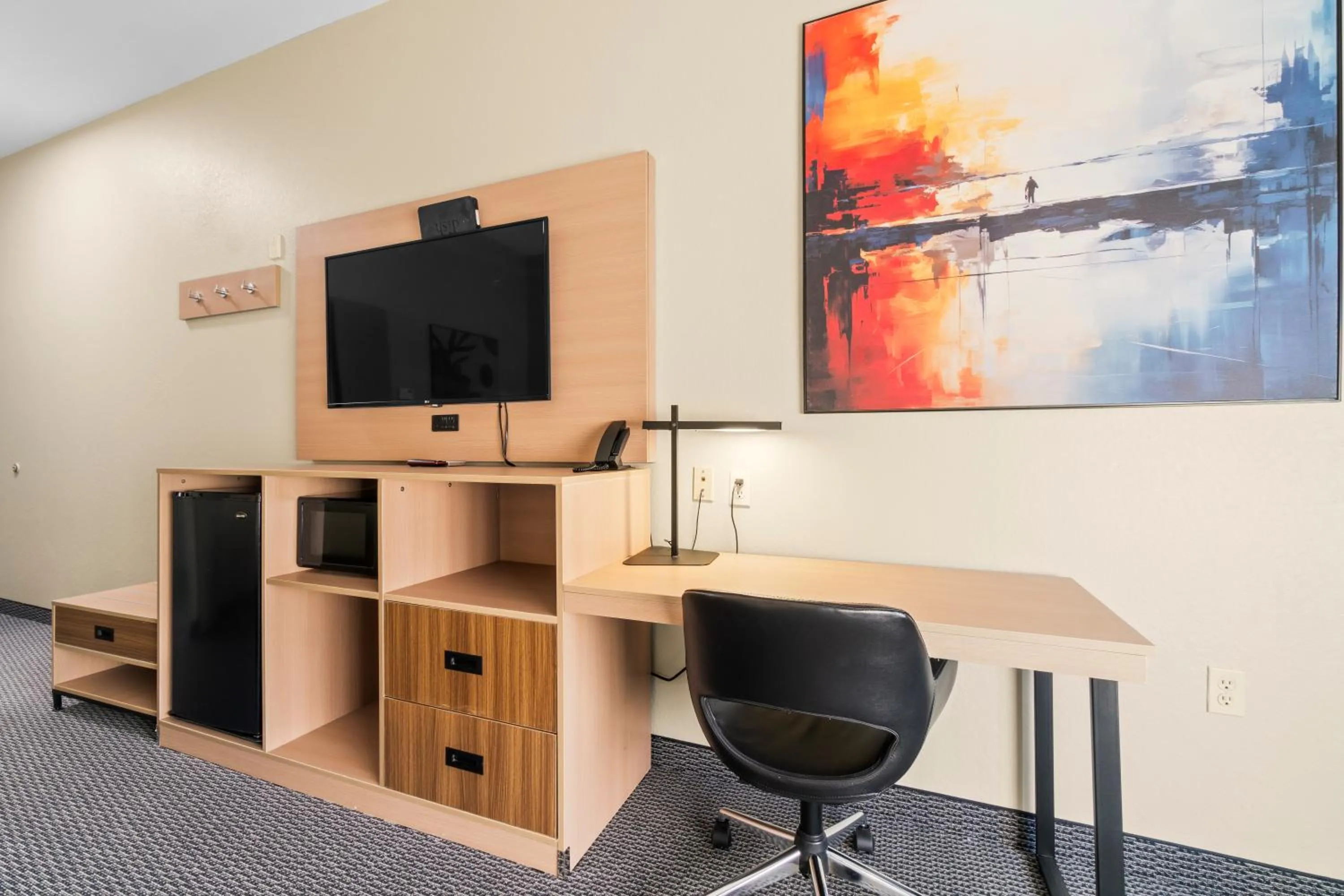 TV and multimedia in Americas Best Value Inn & Suites-Livingston