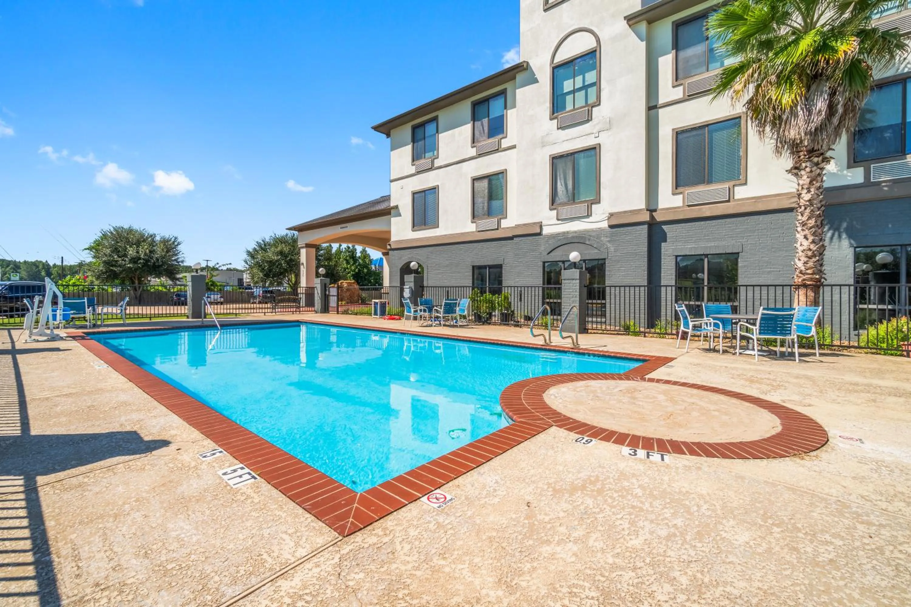 Swimming pool in Americas Best Value Inn & Suites-Livingston