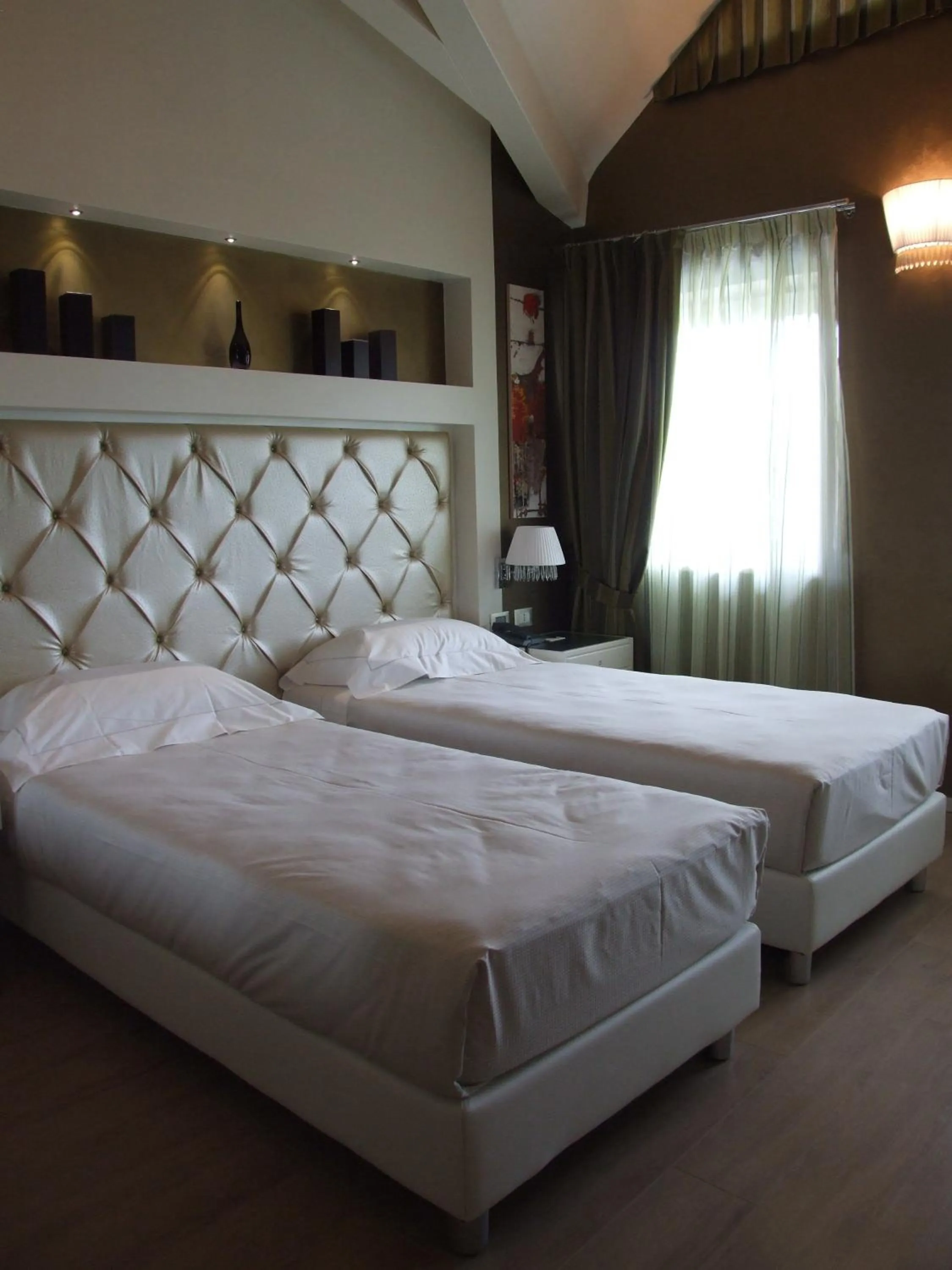 Day, Bed in Hotel Morgana