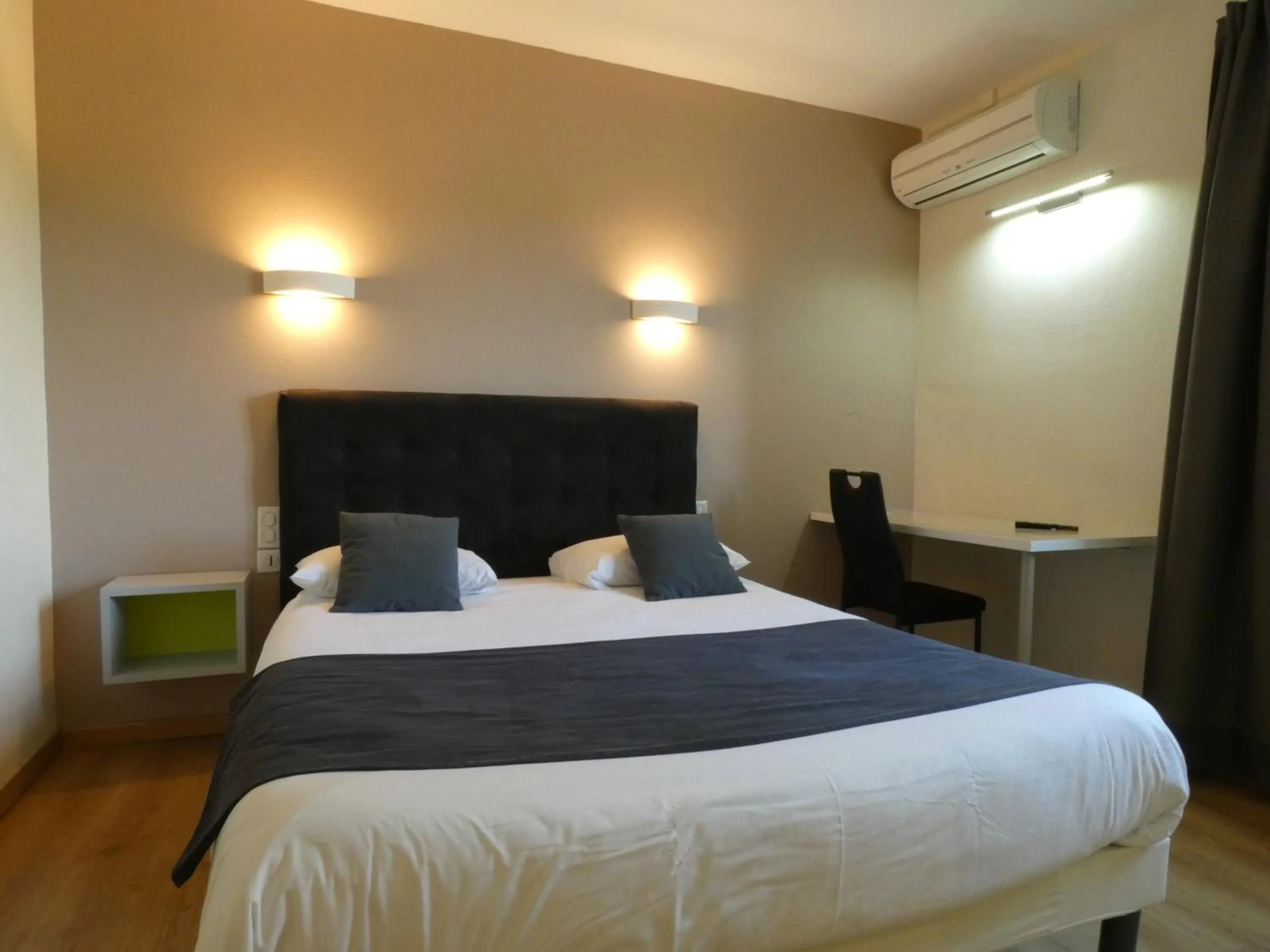 Bed in Le Sarac Hôtel