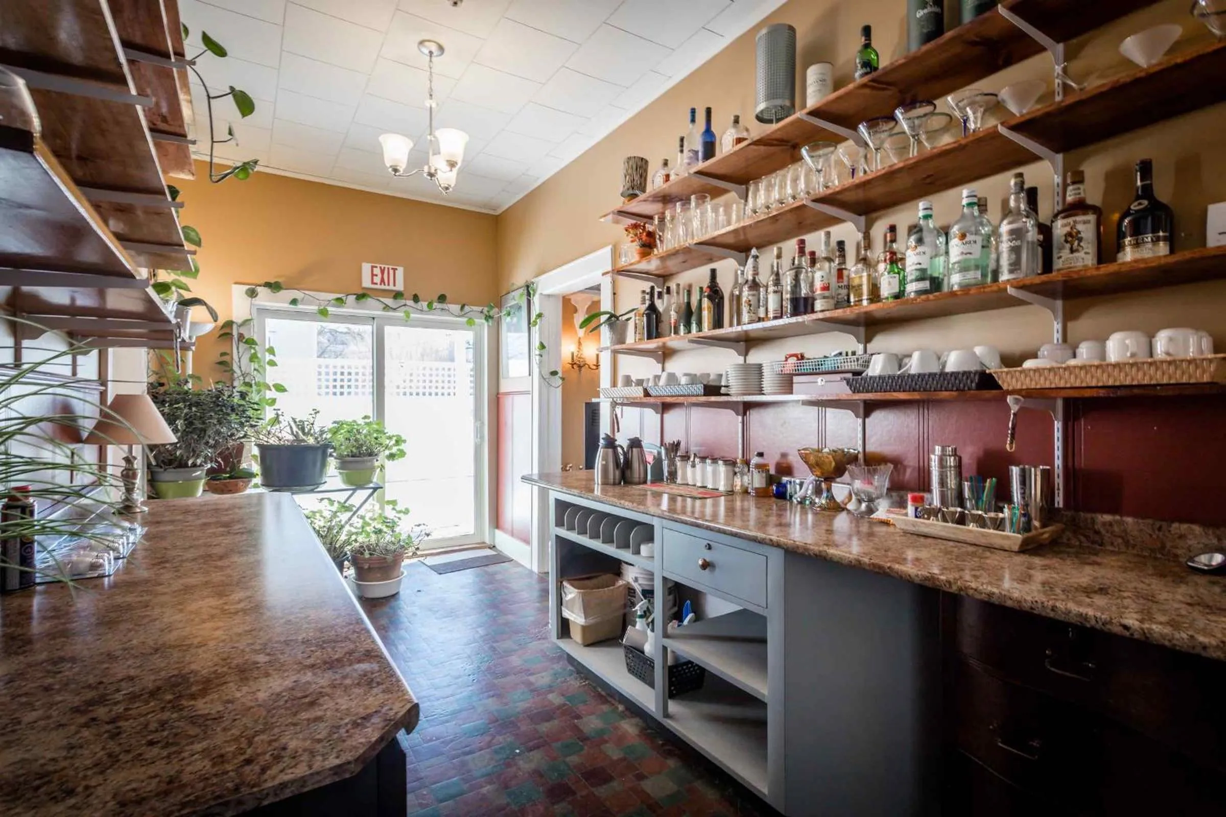 Lounge or bar in Lakelawn B&B and Motel