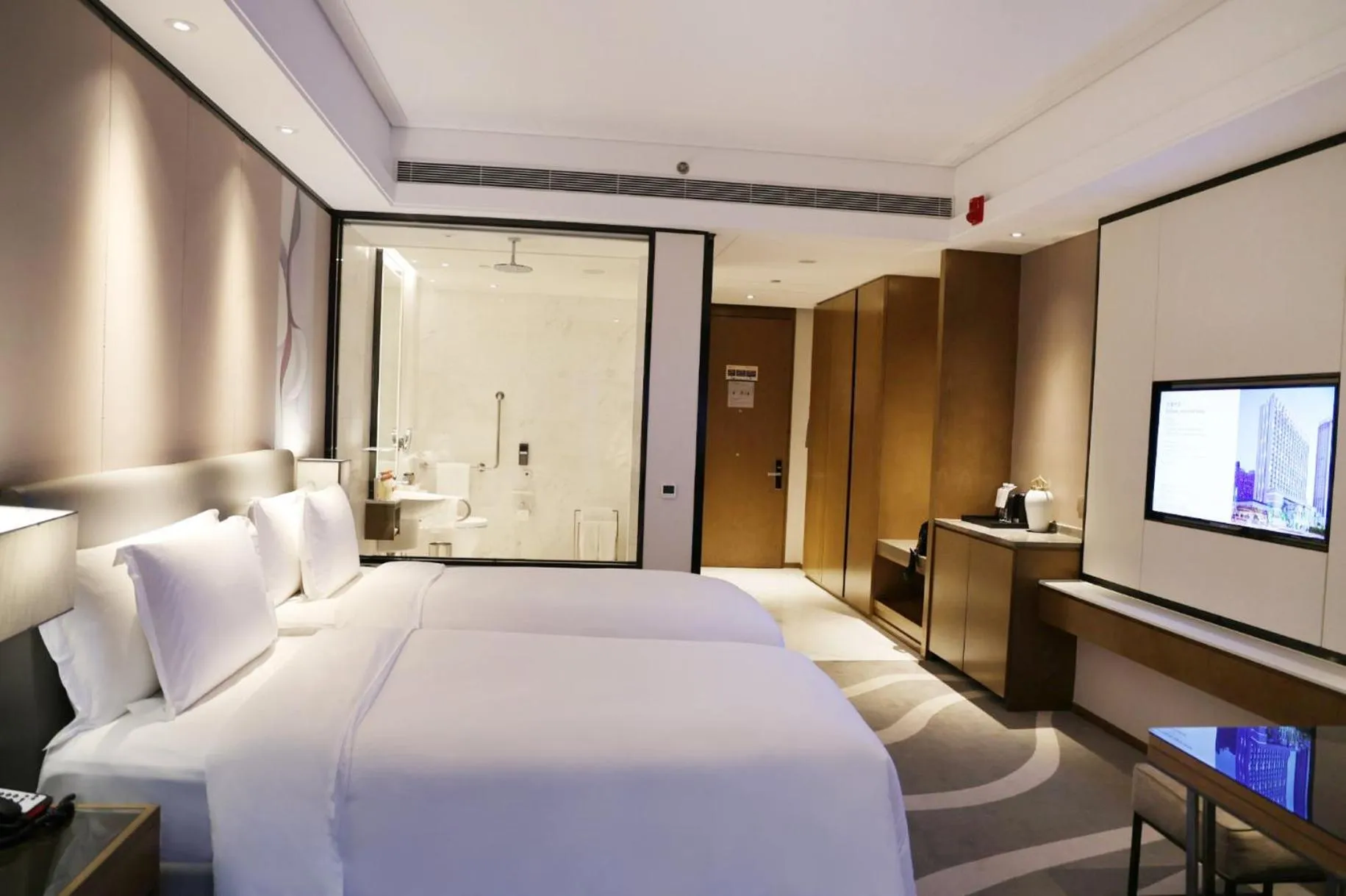 Photo of the whole room, Bed in Crowne Plaza Hangzhou Qiantang