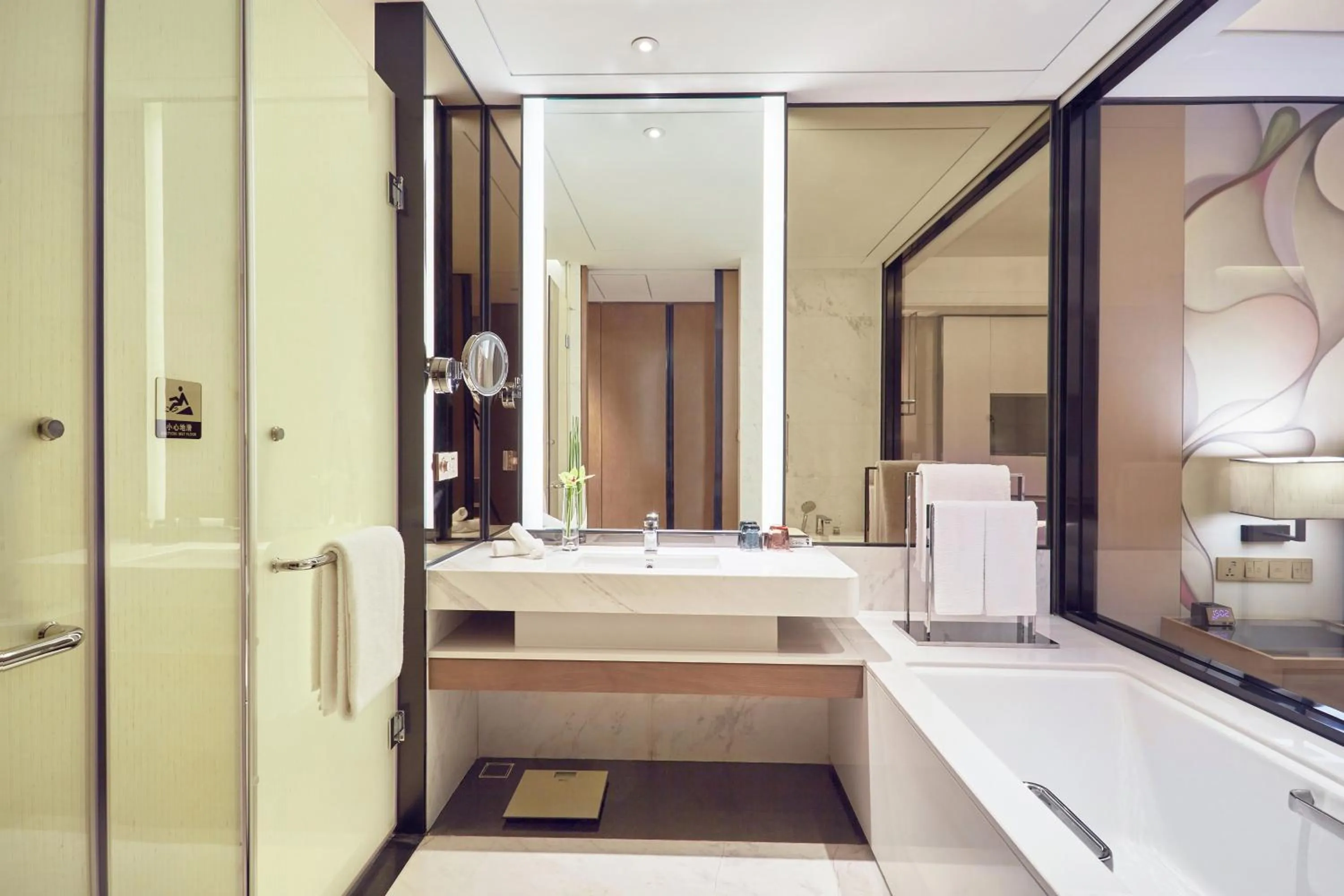 Bathroom, Bed in Crowne Plaza Hangzhou Qiantang