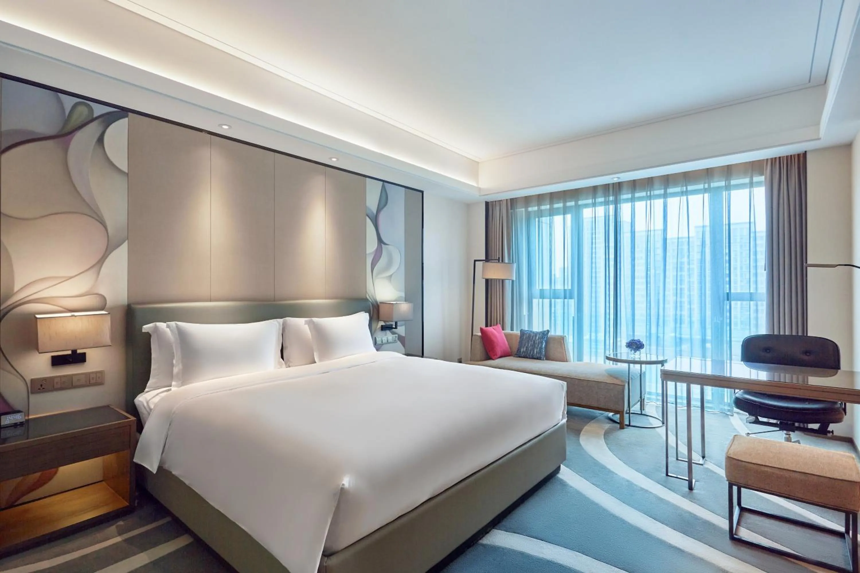 Photo of the whole room, Bed in Crowne Plaza Hangzhou Qiantang
