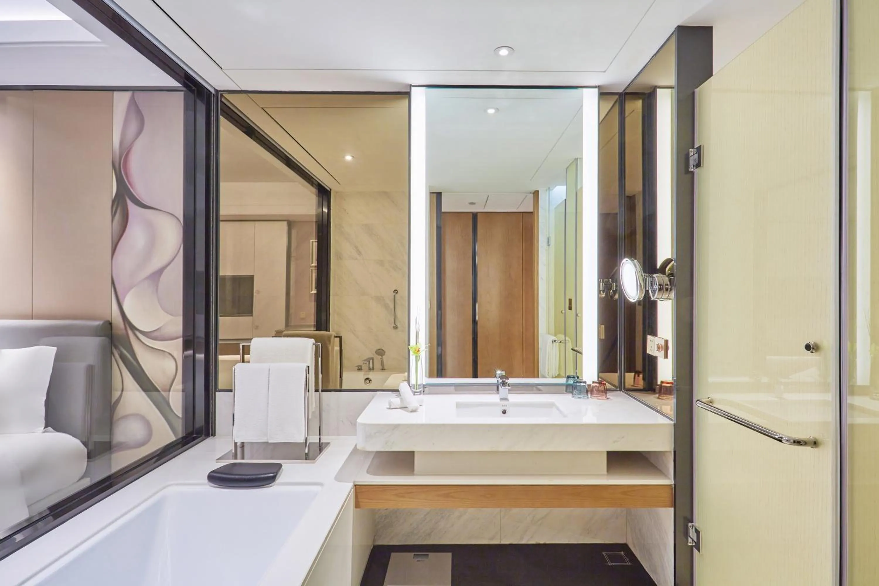 Photo of the whole room, Bed in Crowne Plaza Hangzhou Qiantang