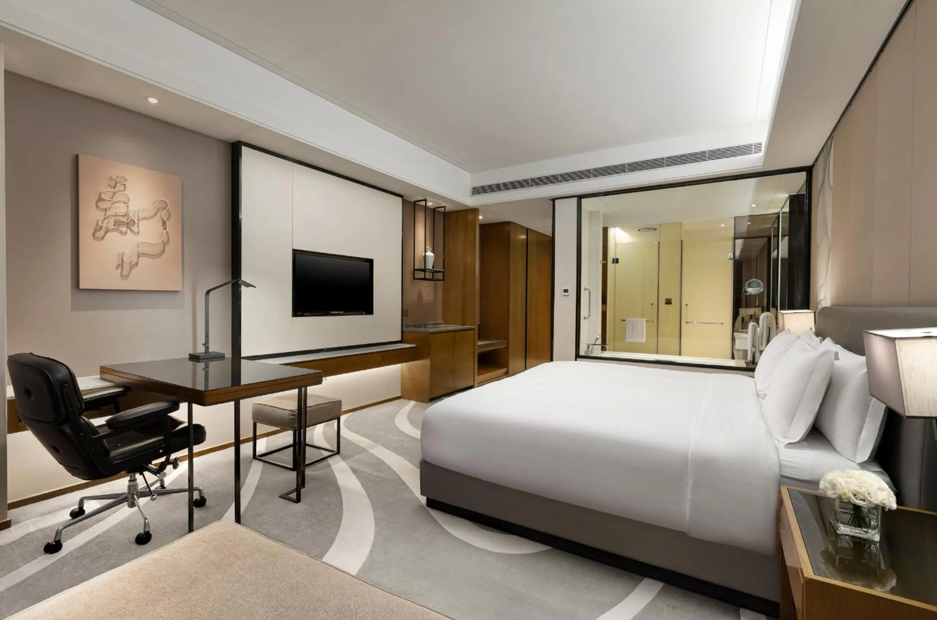 Photo of the whole room, Bed in Crowne Plaza Hangzhou Qiantang