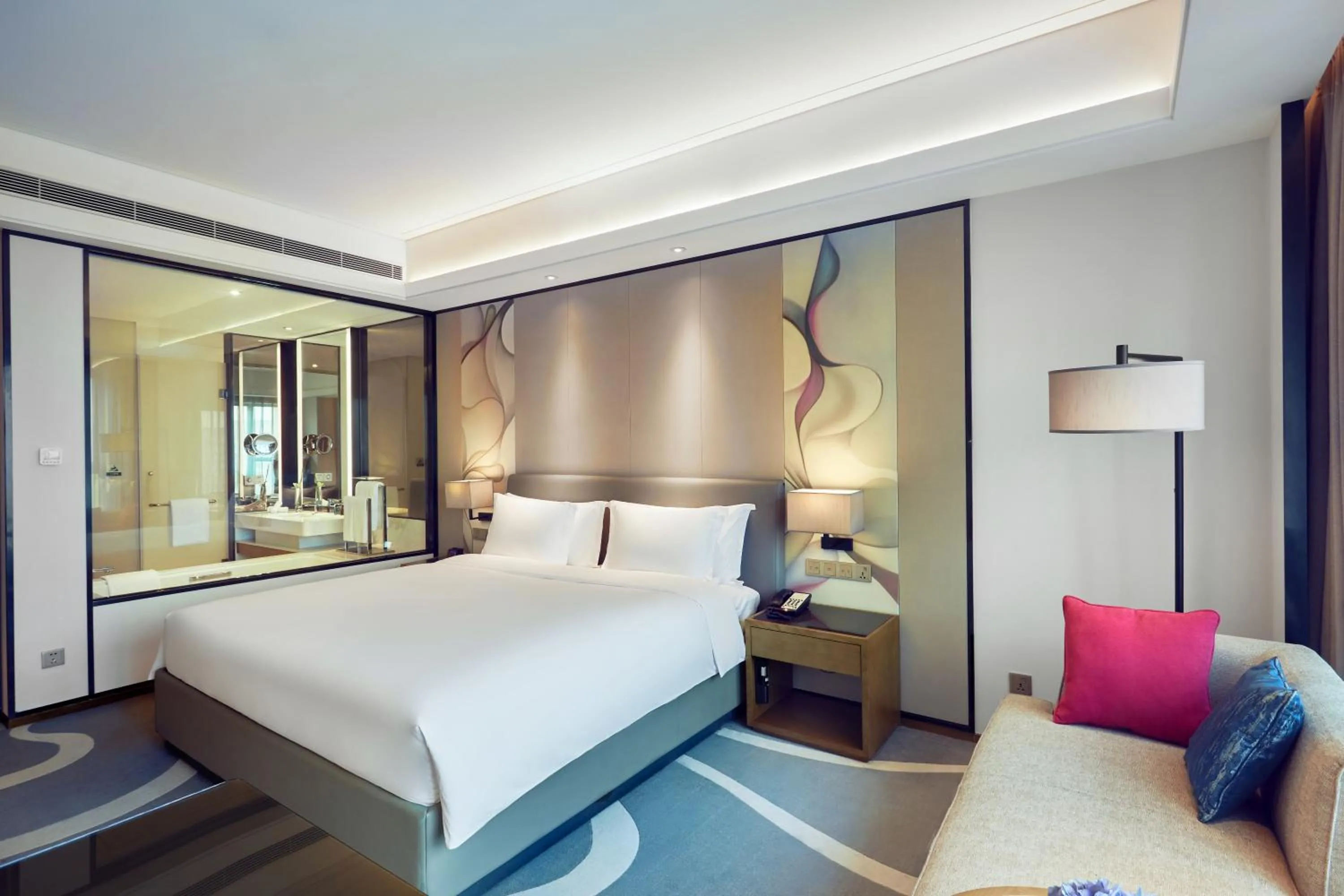 Photo of the whole room, Bed in Crowne Plaza Hangzhou Qiantang