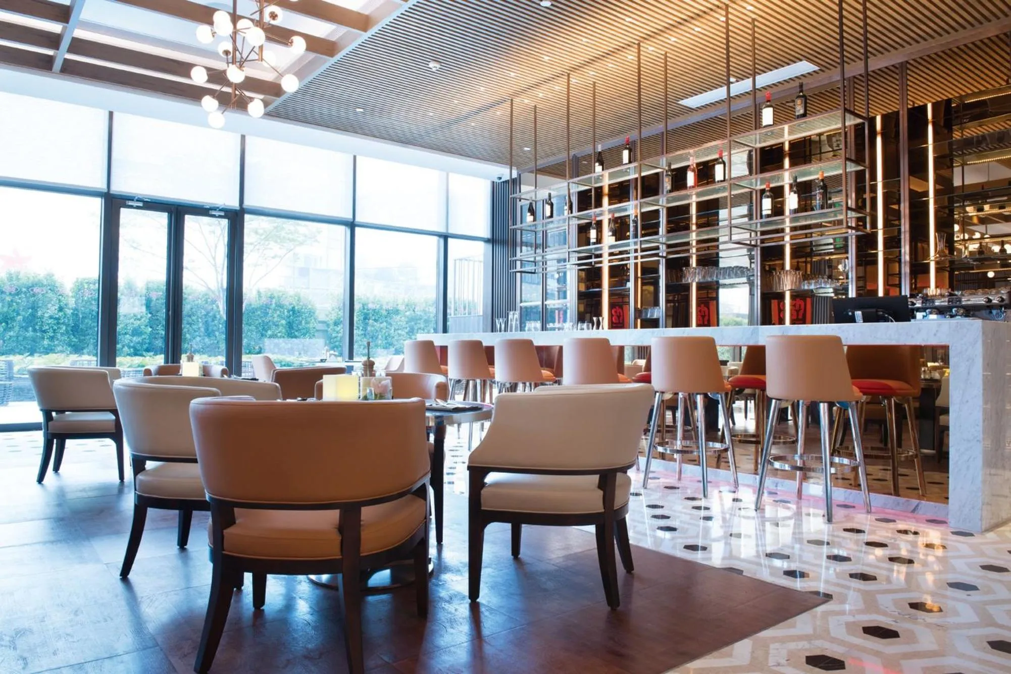 Lounge or bar in Crowne Plaza Hangzhou Qiantang