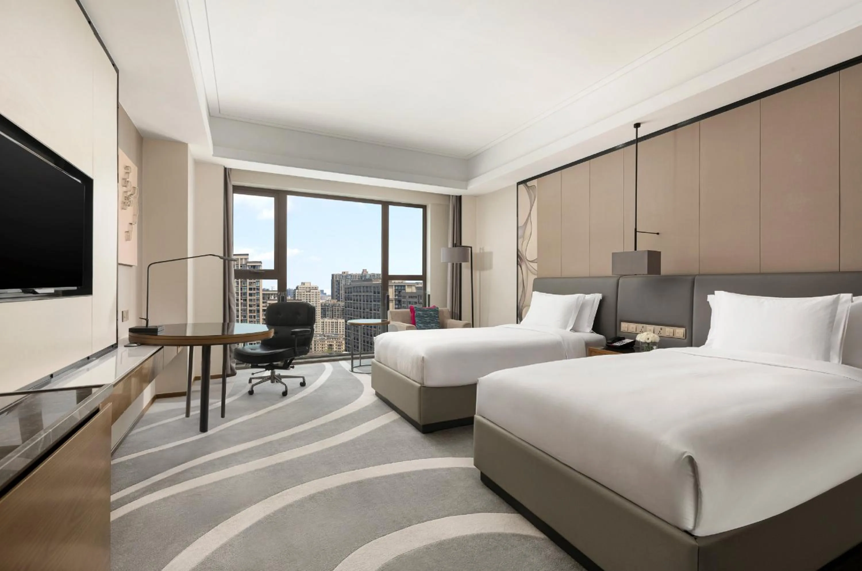 Photo of the whole room, Bed in Crowne Plaza Hangzhou Qiantang