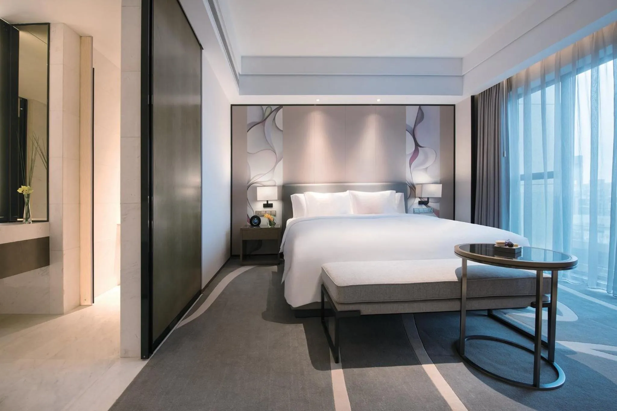 Photo of the whole room, Bed in Crowne Plaza Hangzhou Qiantang