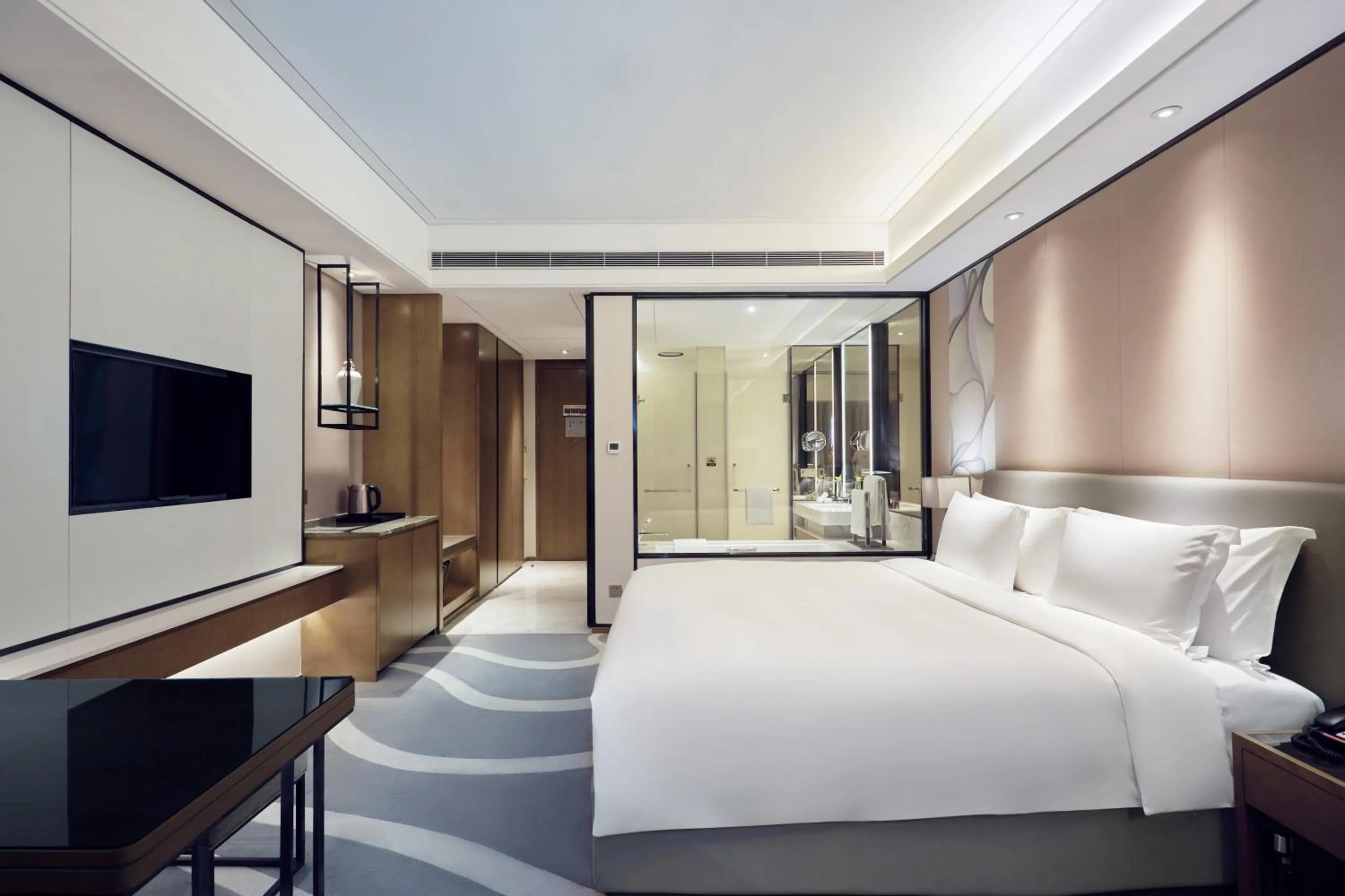 Photo of the whole room, Bed in Crowne Plaza Hangzhou Qiantang