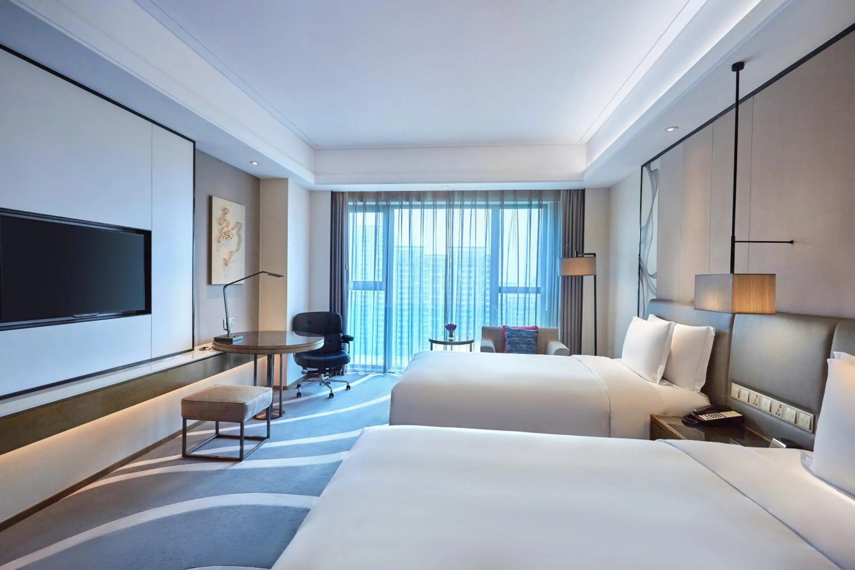 Photo of the whole room, Bed in Crowne Plaza Hangzhou Qiantang