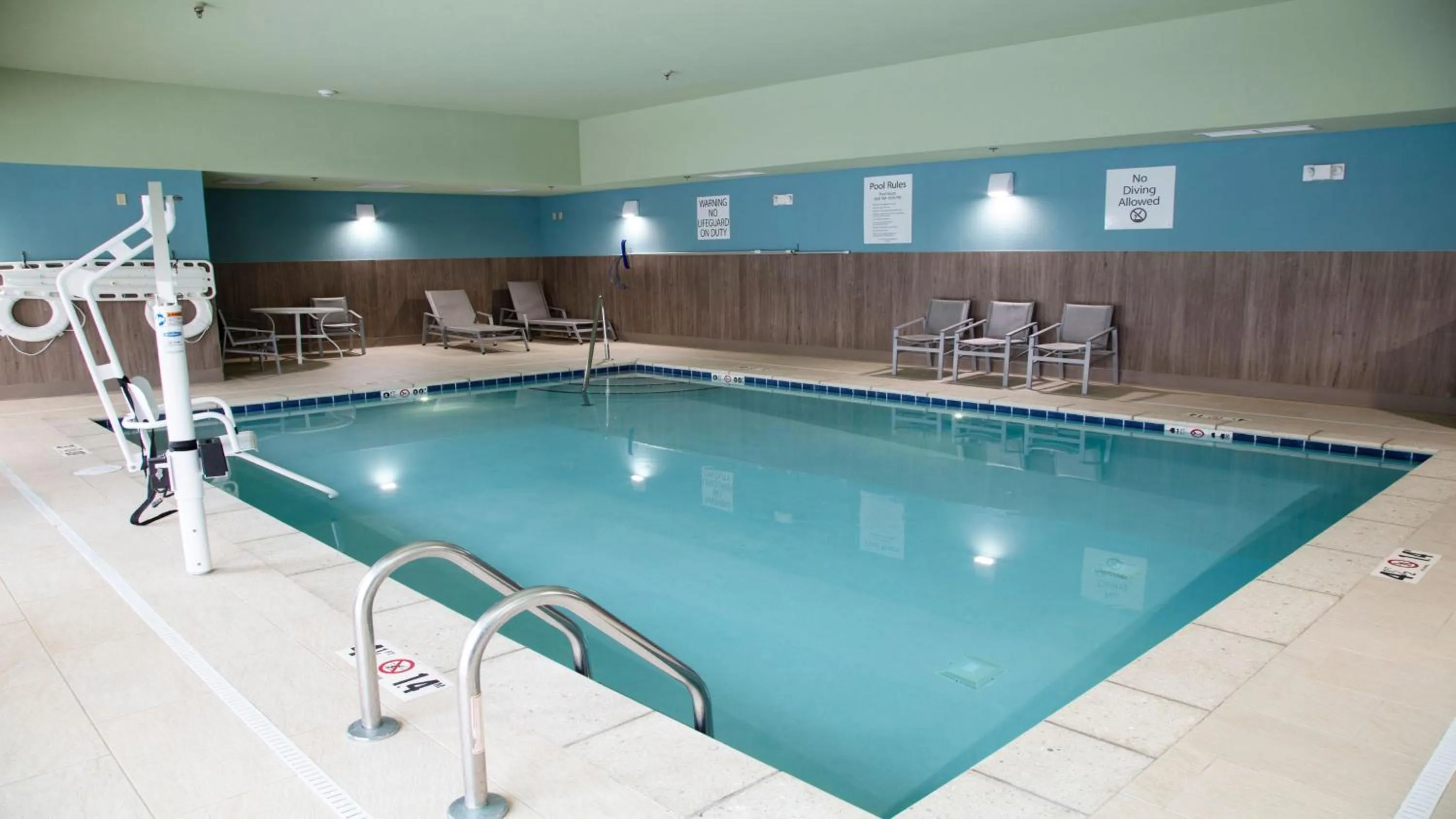 Swimming pool in Holiday Inn Express & Suites - Marion by IHG