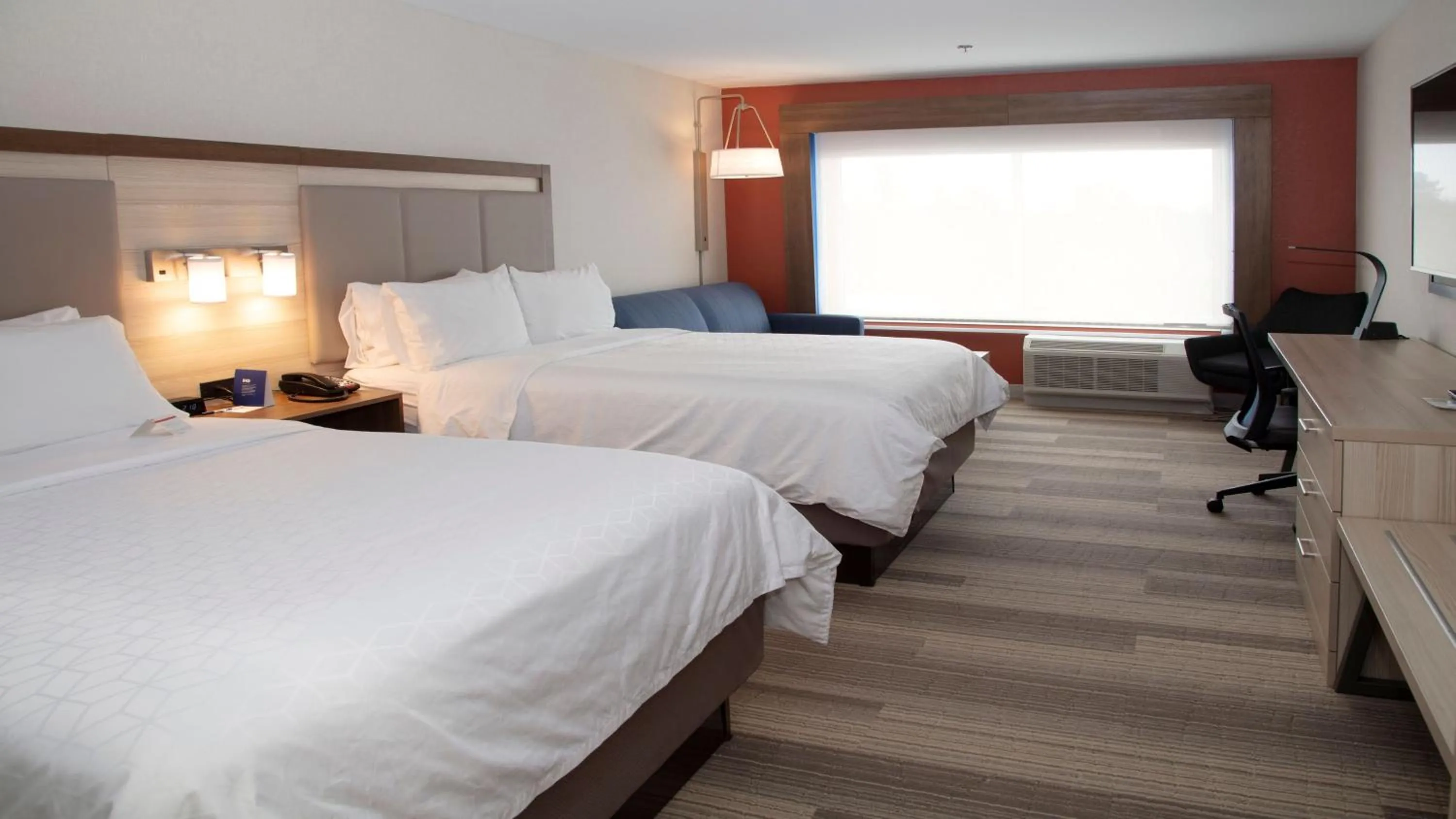 Photo of the whole room, Bed in Holiday Inn Express & Suites - Marion by IHG