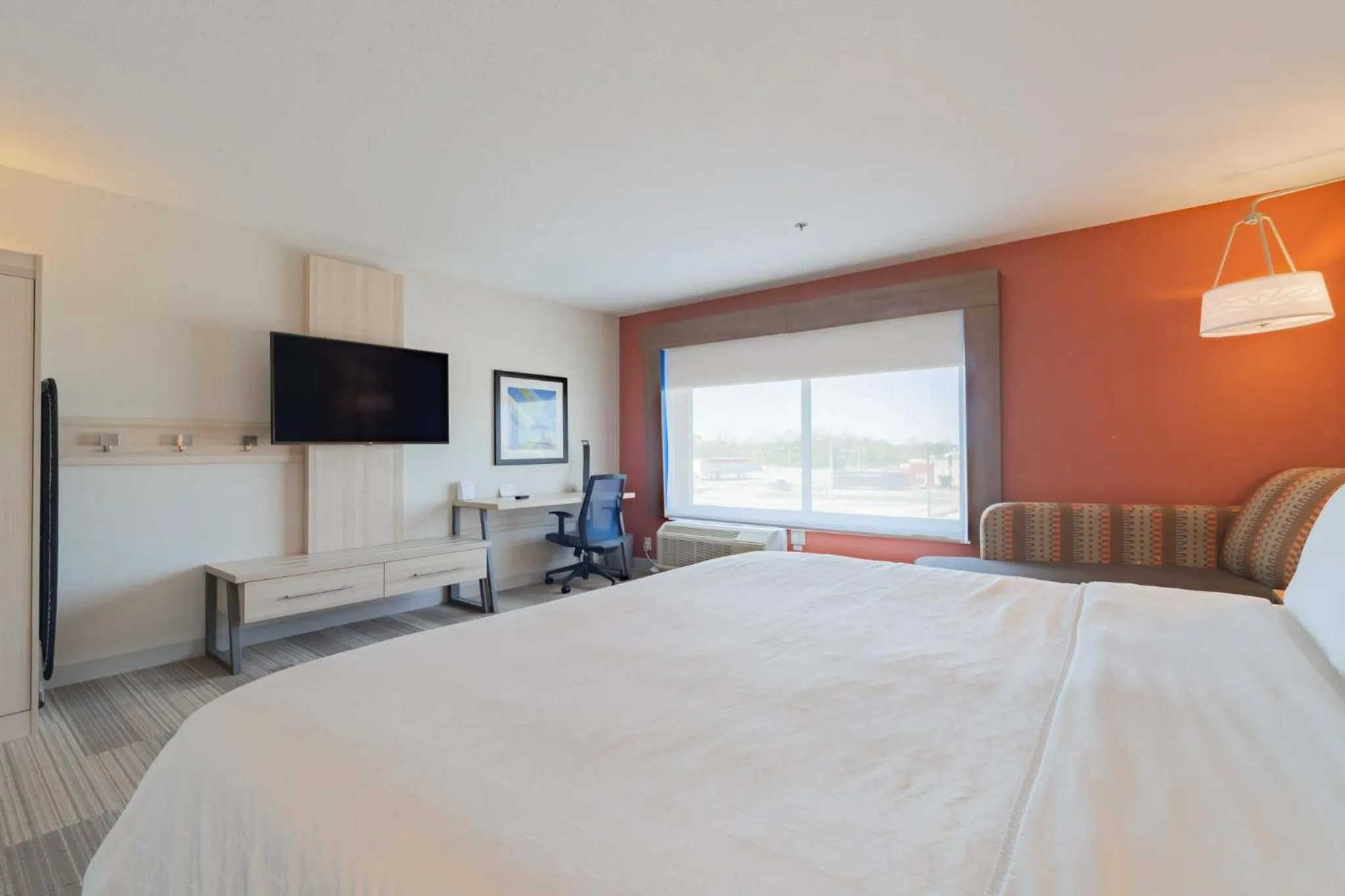 Photo of the whole room, Bed in Holiday Inn Express & Suites - Marion by IHG