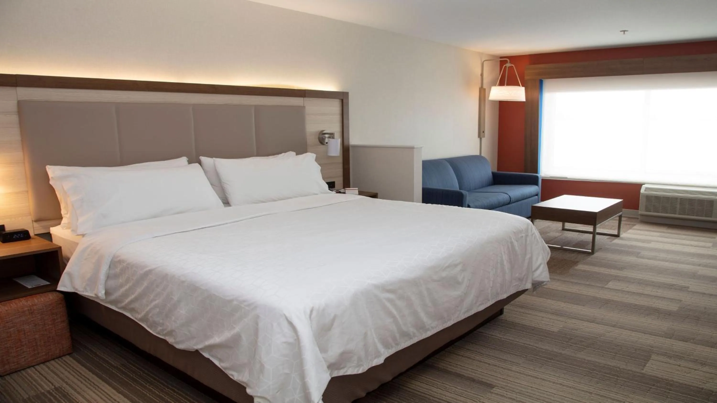 Photo of the whole room, Bed in Holiday Inn Express & Suites - Marion by IHG