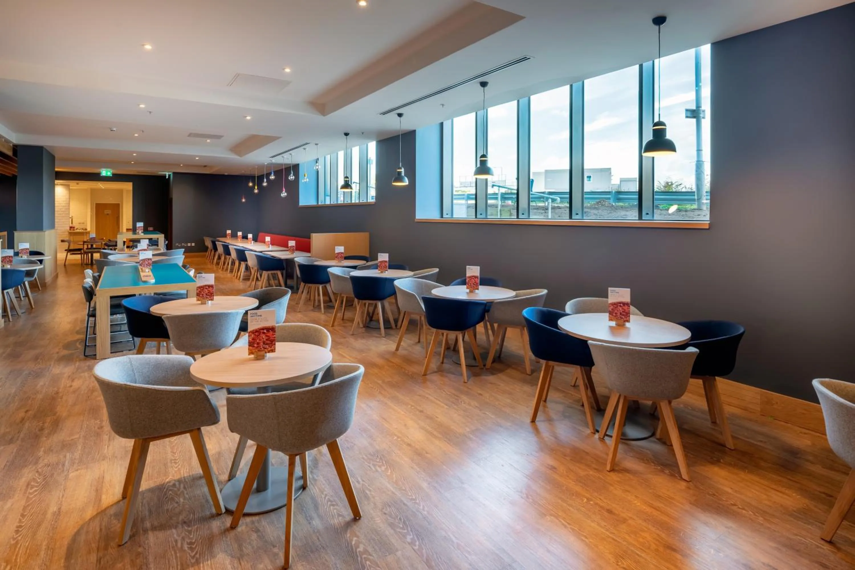 Restaurant/places to eat in Holiday Inn Express - London Heathrow T4 by IHG