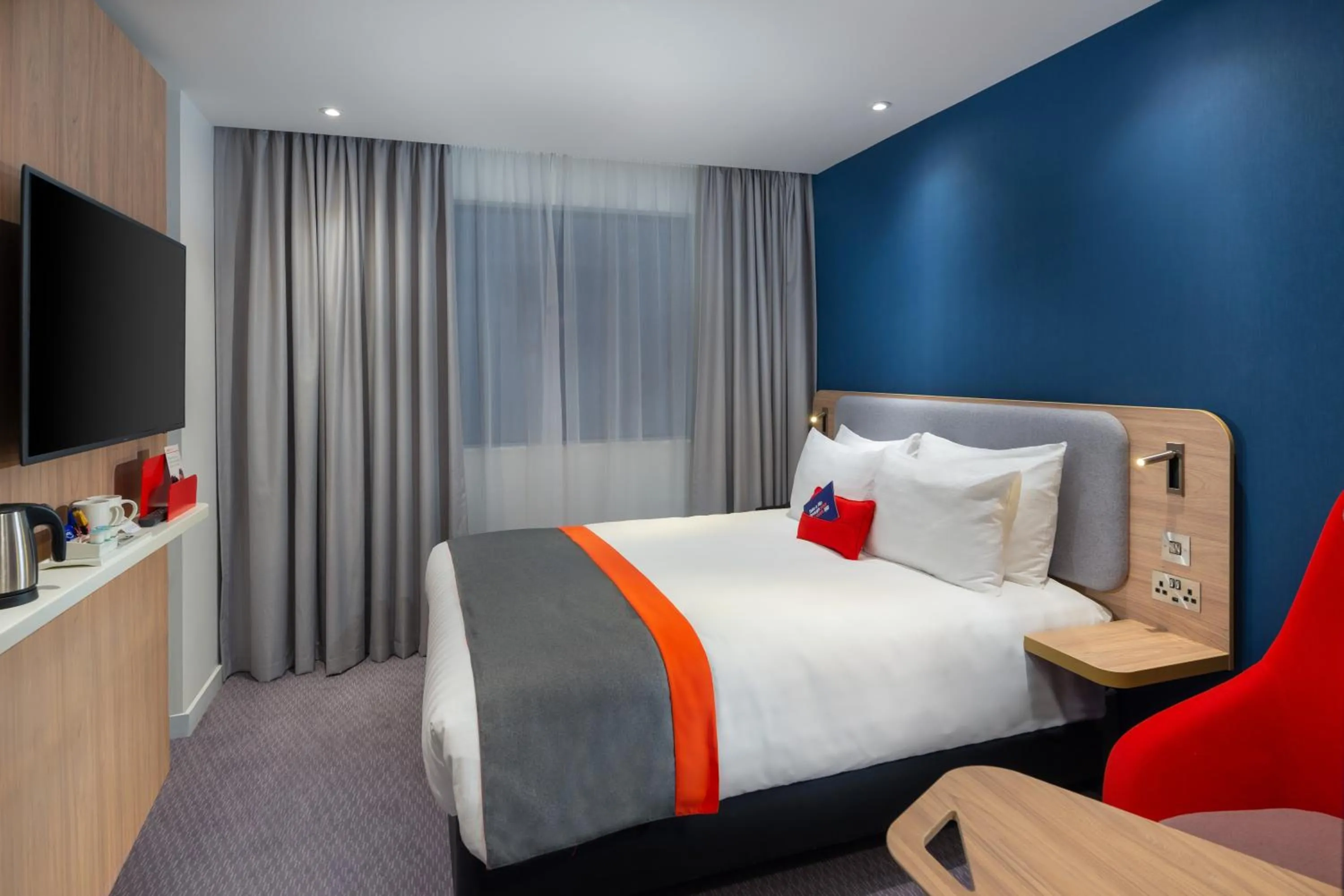 Photo of the whole room, Bed in Holiday Inn Express - London Heathrow T4 by IHG