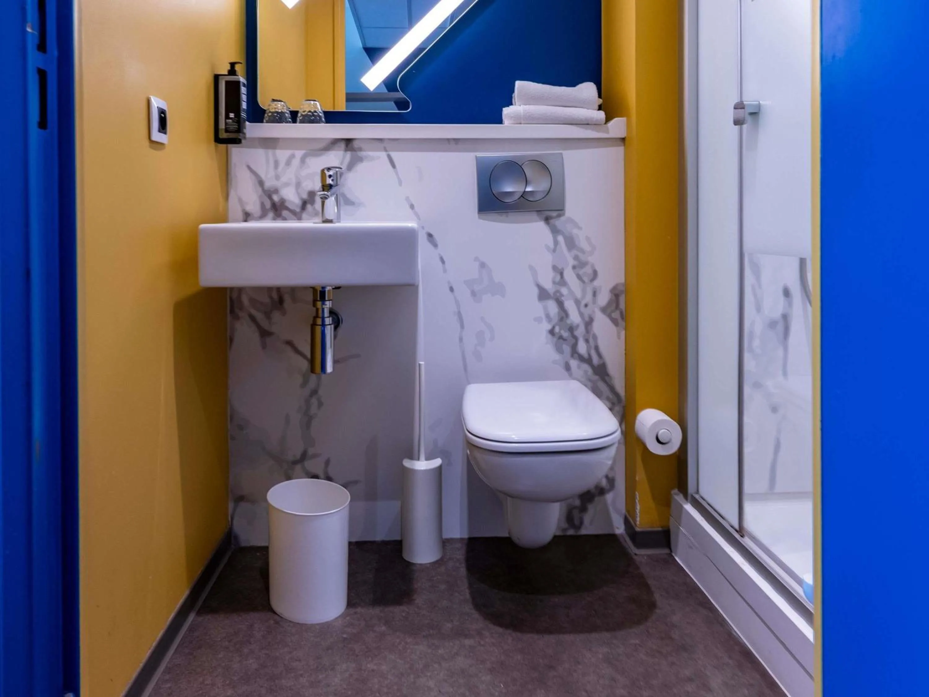 Bedroom in ibis Budget Mâcon Crêches