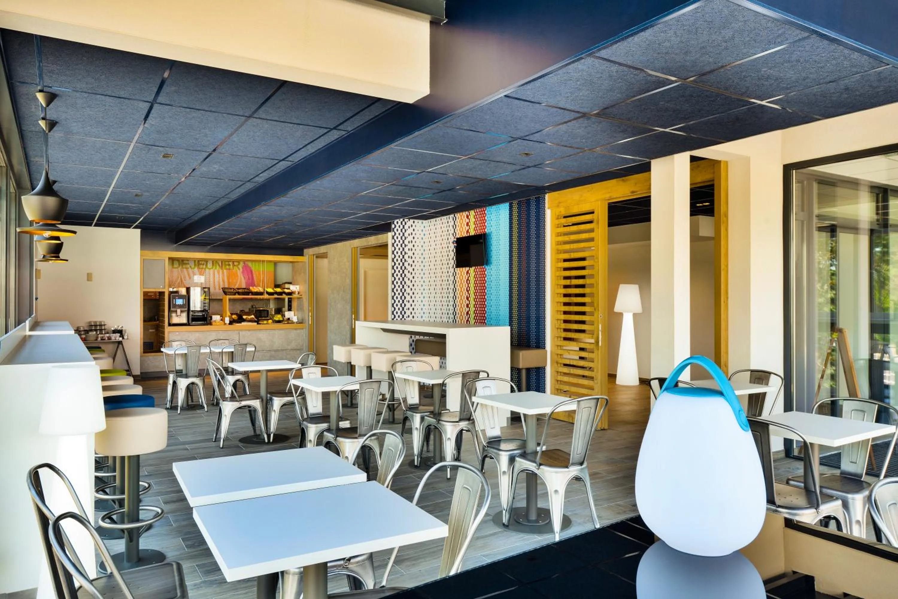 Lounge or bar in ibis Budget Mâcon Crêches