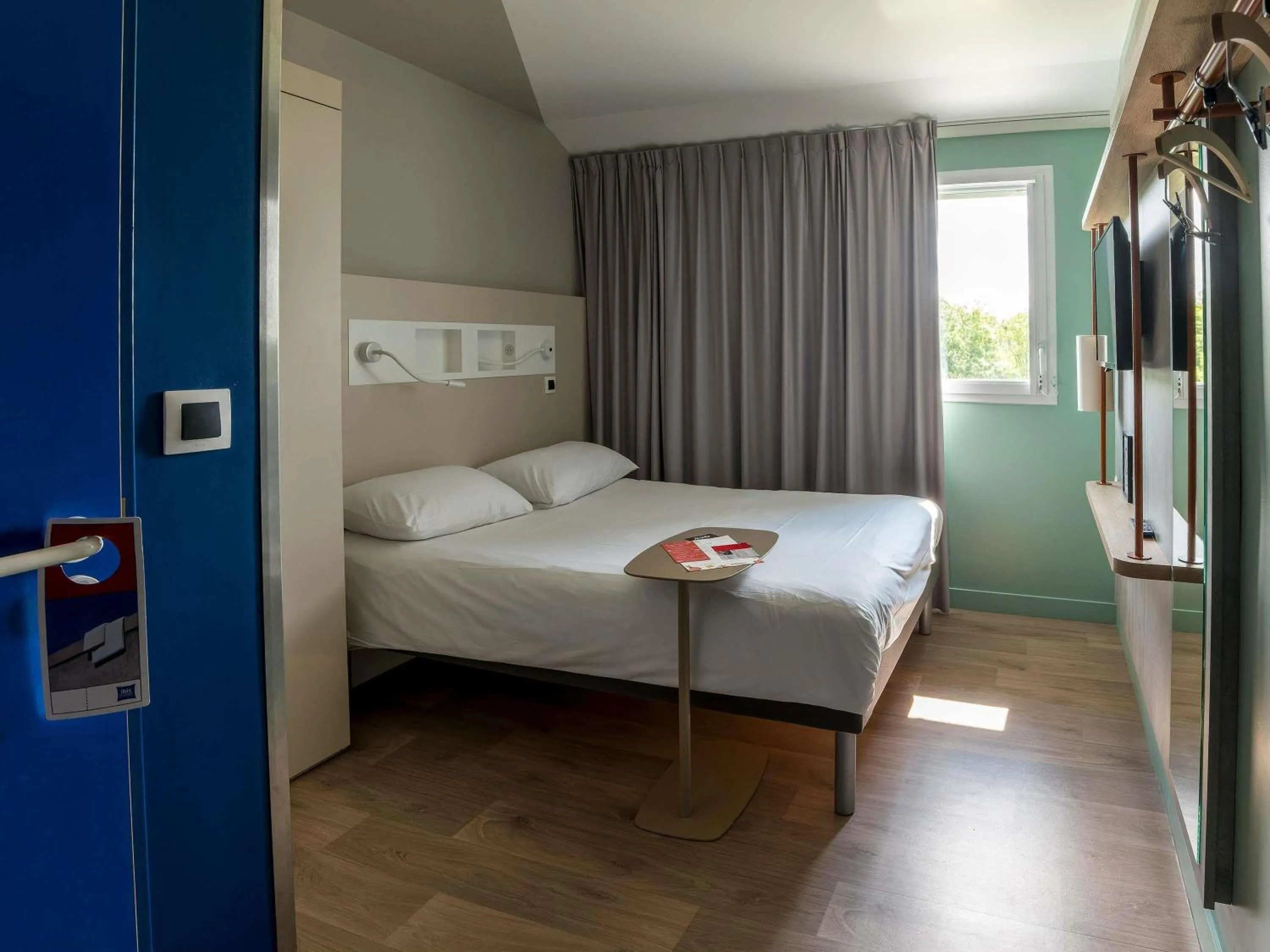 Bedroom, Bed in ibis Budget Mâcon Crêches