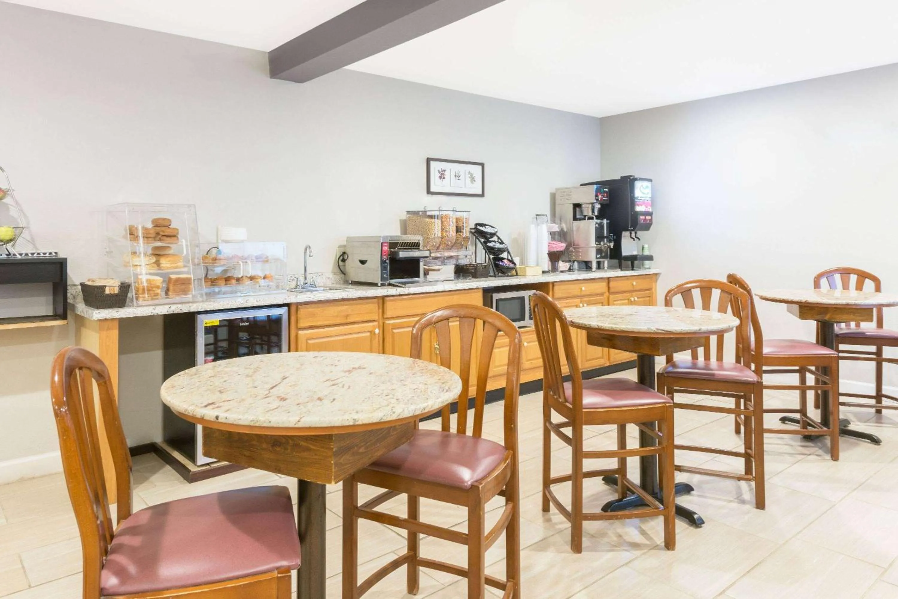 Breakfast in Microtel Inn by Wyndham Henrietta