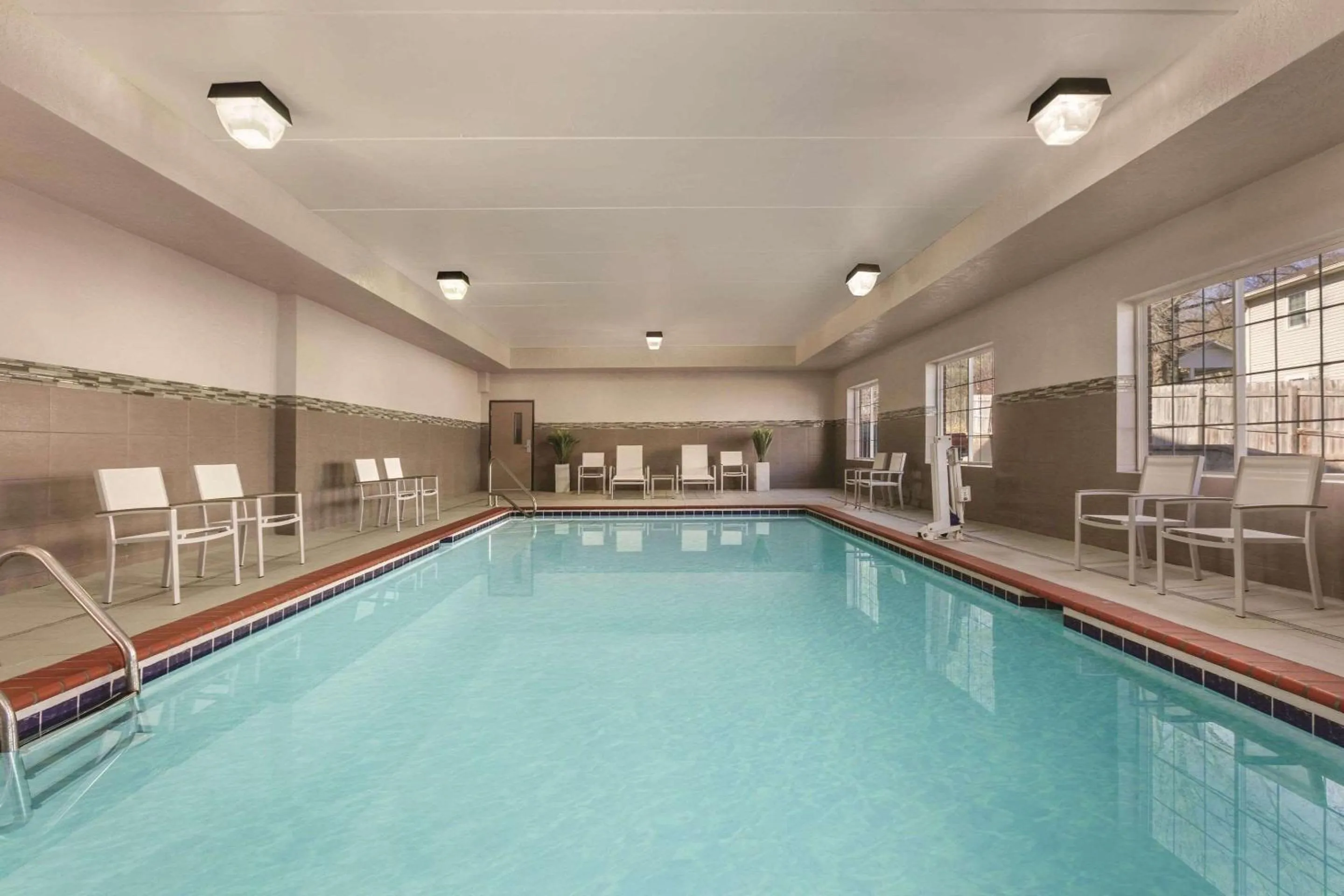 Swimming pool in Country Inn & Suites by Radisson, London, KY