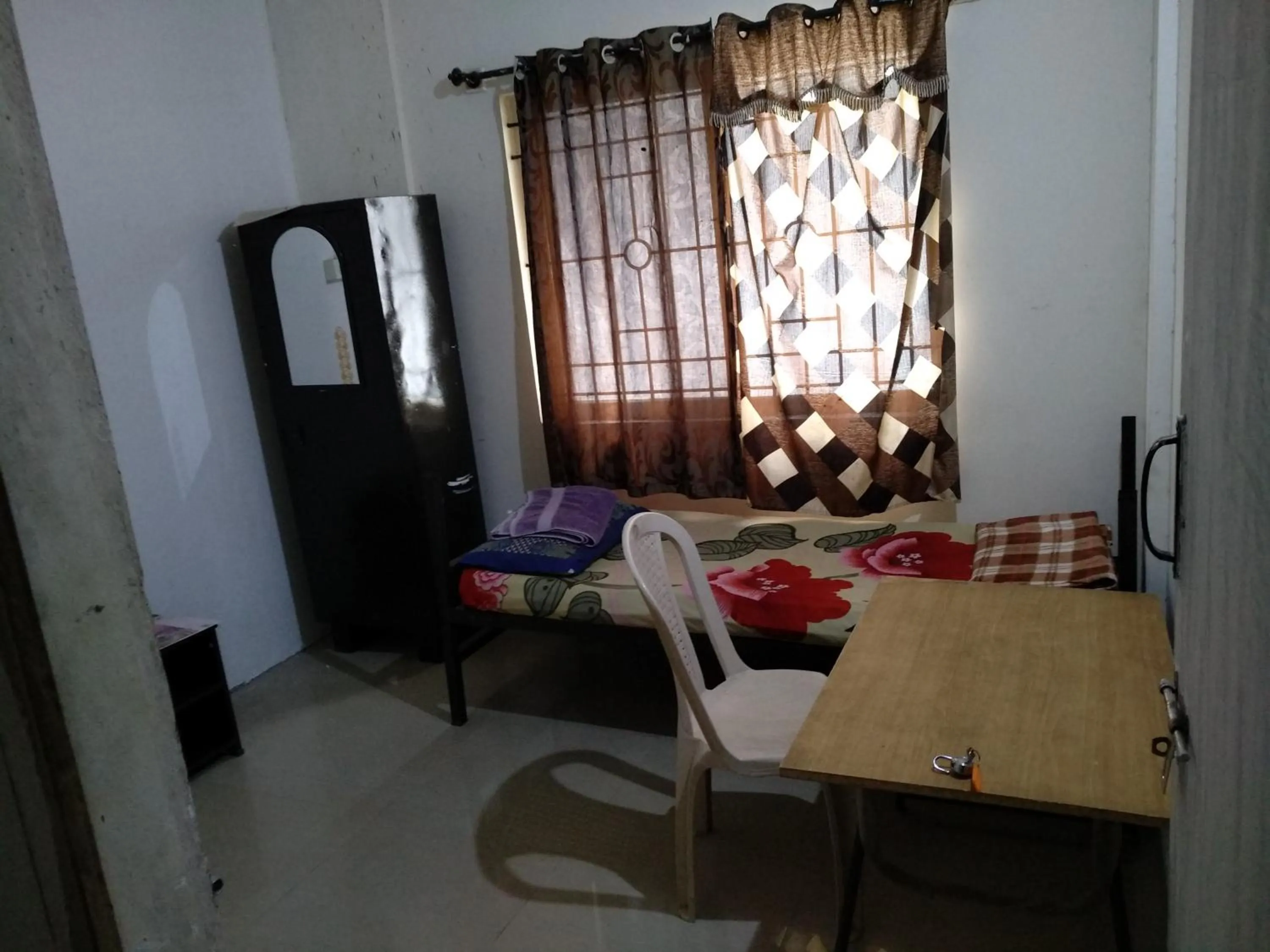 Living room, Bed in Professionals Pride PG