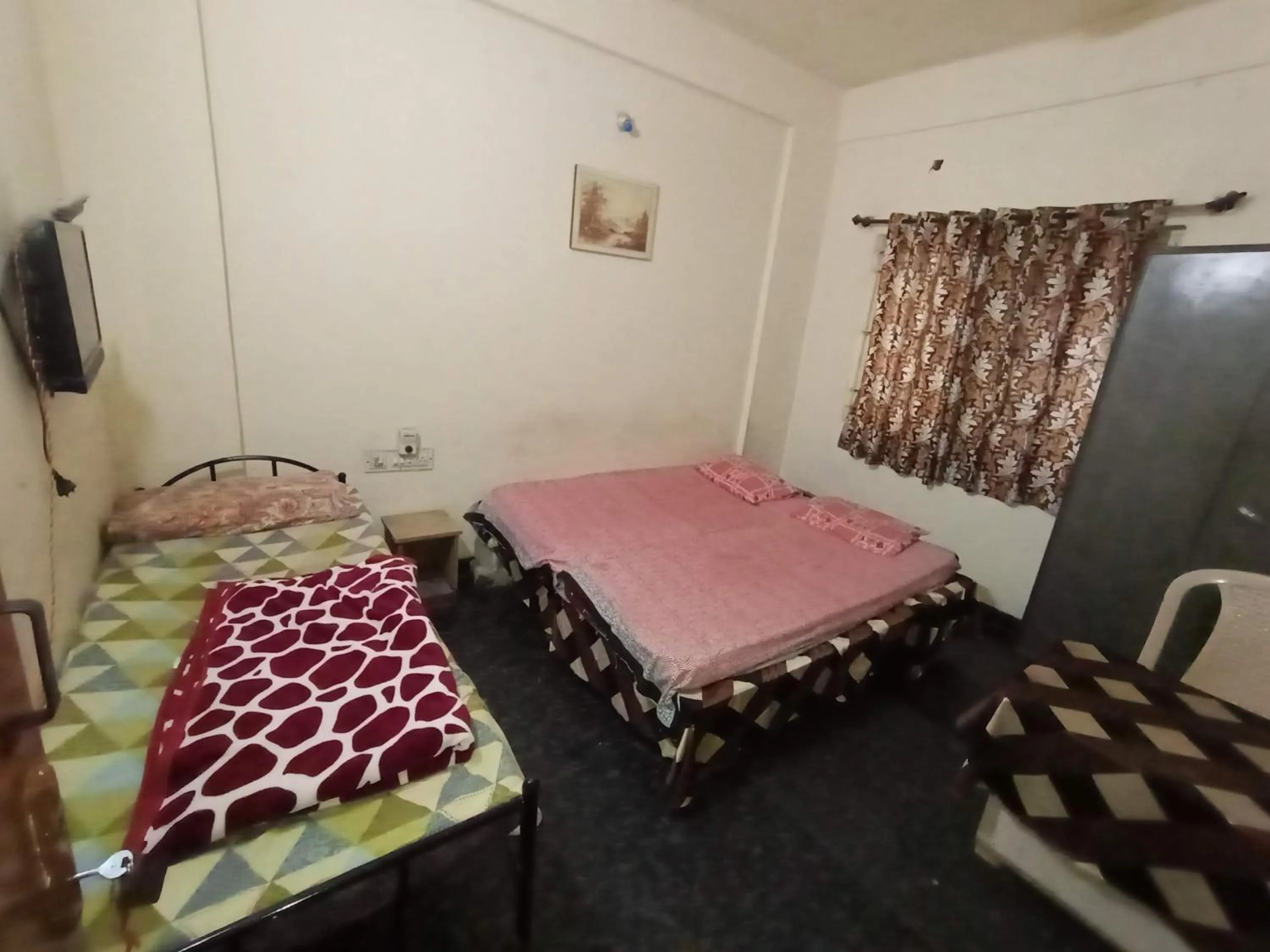 Photo of the whole room, Bed in Professionals Pride PG